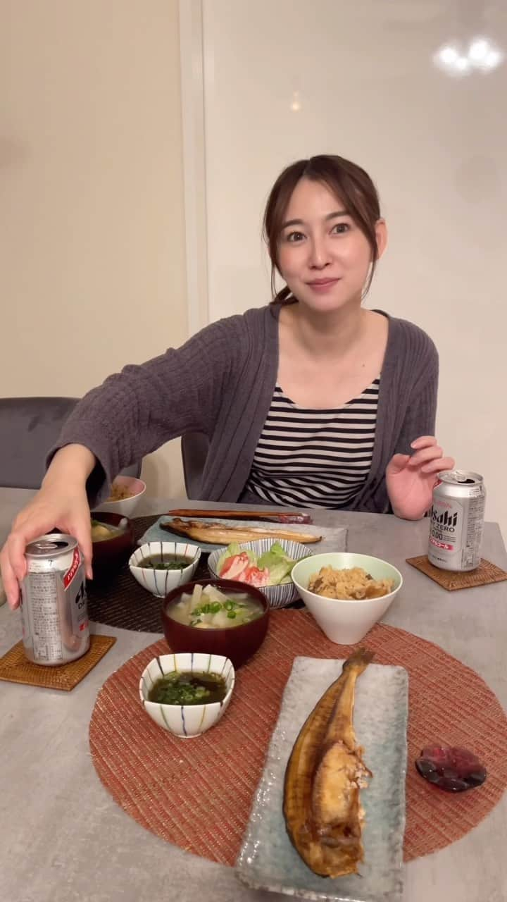 下田奈奈のインスタグラム：「アラサーOLのズボラ夫婦ご飯👩🏻‍🍳 ♪〜音ありでぜひ聞いてみてください〜♪ ⁡ 先日の食べ歩き動画の反響が良かったので 今回はとある平日の晩ご飯を動画にしてみました✌🏻 ⁡ 仕事から帰宅 ↓ 夜ご飯の仕込み ↓ 一旦ピラティスへ ↓ 帰宅して夜ご飯の仕上げ ↓ 食べる ⁡ ズボラ過ぎてイメージと違ったと フォロワーさんに引かれないか不安ですが🤣 ⁡ 最近のInstagramのテーマは 【オシャレ】 7 : 3【リアル】位な気分なので リアルな動画にしてみました〜🤭 ⁡ ⁡ #夫婦ご飯 #夫婦ご飯記録 #ふたりご飯 #ズボラご飯 #ズボラ女子 #olご飯 #olの暮らし #アラサーol #アラサー夫婦 #平日ご飯 #奈奈メシ #楽ちんごはん #時短ご飯 #時短ごはん #奈奈色日記」