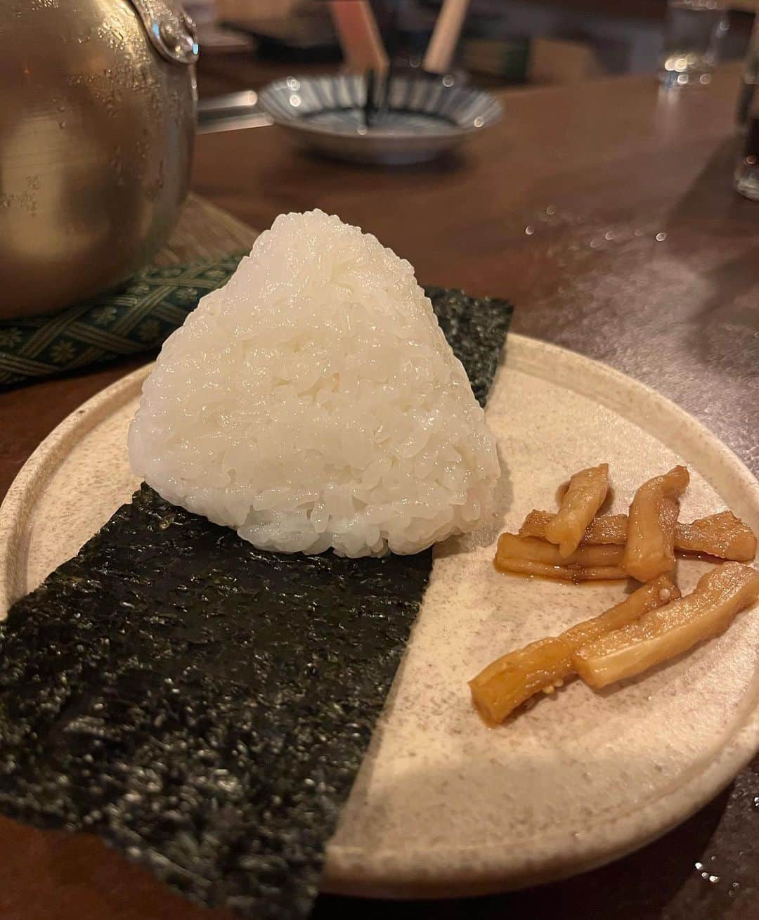 水越愛華のインスタグラム：「宮古島美味しかったモノたち🤤🏝 紹介してとDMで多数言われたので 図々しく紹介します🫣🫧笑  📍イツモノトコ (1枚目&2枚目) 美味しいお酒と肴があるお店。 特におにぎりのお米のふわふわさと 甘みと塩と海苔の相性が抜群だった🍙 (ほんとに美味しくて酔いつつ感動🥴笑)  📍RED DRAGON  (3枚目) 熱帯植物園の近くにあるガーリックシュリンプ屋さん🦐🧄 辛口で殻まで美味しい！ (辛くないのもあるよ！) 辛口ソース購入しました🤭  📍郷家 (4枚目&5枚目) 三線ライブと沖縄料理が楽しめる🎤 お腹はち切れそうだった😮‍💨 今回は満腹すぎて断念したけど 生麺の宮古焼きヤキソバが 美味しくておすすめです🤭  📍俺のそば (6枚目) 渡口の浜の伊島観光サービスの中で 食べれる宮古そば🍜 ここなの！？って思うけど ここなのです🤭 そのままも美味しいけど 辛みそを入れるともっと美味しい🤤🧄 渡口の浜で泳いだ後に食べたら より最高だと思います。  📍果実家 (7枚目&8枚目) 宮古にこんなお洒落なバーあるの！？ ってなっちゃうフルーツカクテルが 飲めるお店🍓🥭🍌 果実たっぷり丁寧に作ってくれるカクテルと、 手作りのスイーツも本当に美味しいので おすすめです🍸  📍HASAMER’S MART (9枚目) タコスとかタコライスとかが 食べれるお店🌮 私はチキンオーバーライスに ハラペーニョと目玉焼きをトッピング🤭 テイクアウトだから 海眺めながら食べたらこれまた最高。  📍サマー太陽 (10枚目) 宮古行くたびに 必ず行ってるサマー太陽🍜 限定麺とかもあるけど 私は毎回海老味噌のスープが飲みたくて 同じの頼んでしまう🫠 別のを食べてみたいと思いつつ また同じの頼んじゃうんだろうなあ(笑)  #宮古島#miyakojima  #宮古島グルメ」