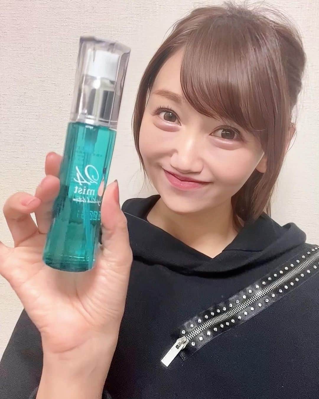 開高明日香のインスタグラム：「まつ毛メイクが上手くいった朝は気分があがる👀💕 まつ毛は女性にとってそれくらい大切なパーツ。  まつ毛美容液を使ったコトはあったけど、まつ毛化粧水は初めて。  美容液をしっかり浸透させるための前準備。  引き続き使って、頑張ってマツ育しよ❤️  PR @24aquabeauty #まつ毛化粧水 #まつ毛美容液 #24aquabeauty #24imist #24アクアビューティー #目元ケア #24アイミスト #まつ毛ケア」