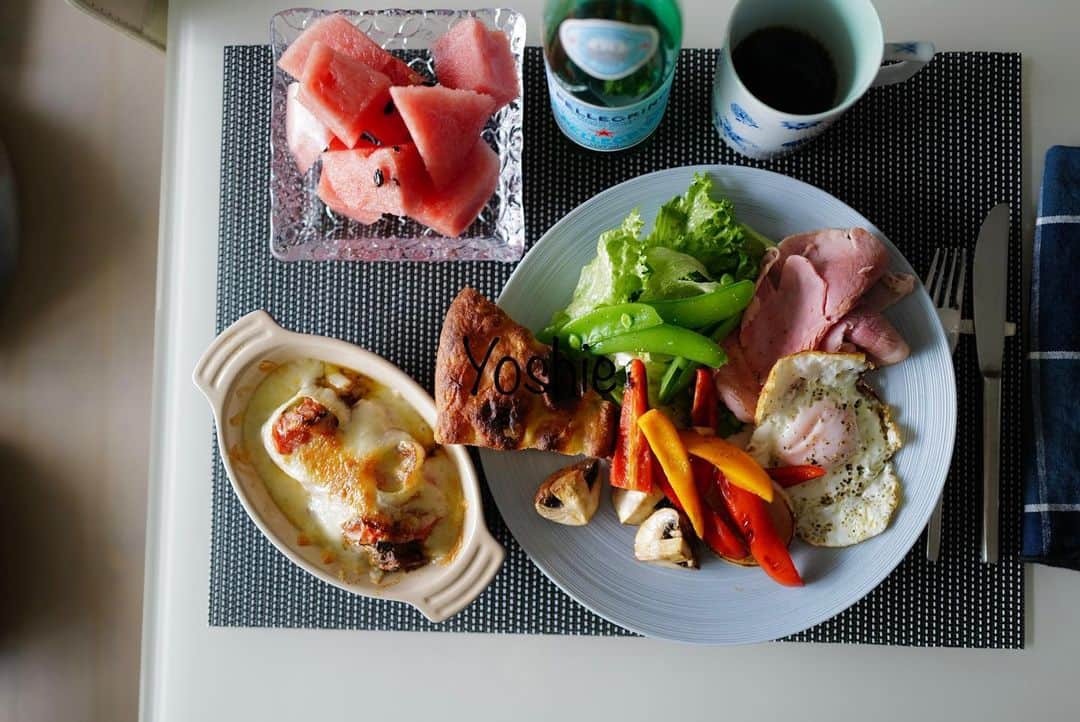 草間淑江さんのインスタグラム写真 - (草間淑江Instagram)「みなさまおはようございます！  4月23日の朝です。  今朝は、鯖カレーチーズ、ハムエッグ、焼き野菜、サラダ、スイカ🍉  久しぶりにパン。  ポワンエリーニュのフォカッチャを軽く温めて。  フライパンで、マッシュルームにパプリカ、トマト、玉ねぎを炒めて  紀伊國屋さんのサバカレーを耐熱皿に移して焼いたトマトと玉ねぎ、チーズをのせてトースターで焼きました。  おいしーなー😆  熊本のスイカ🍉でご馳走さまでした☺️🙏  みなさまが素敵な日曜日をお過ごしください❤️  #朝食#鯖カレーチーズ#焼き野菜#ハムエッグ#ポワンエリーニュ#スイカ#今朝も感謝して#ごちそうさまでした🙏」4月23日 9時47分 - yoshie_kusama