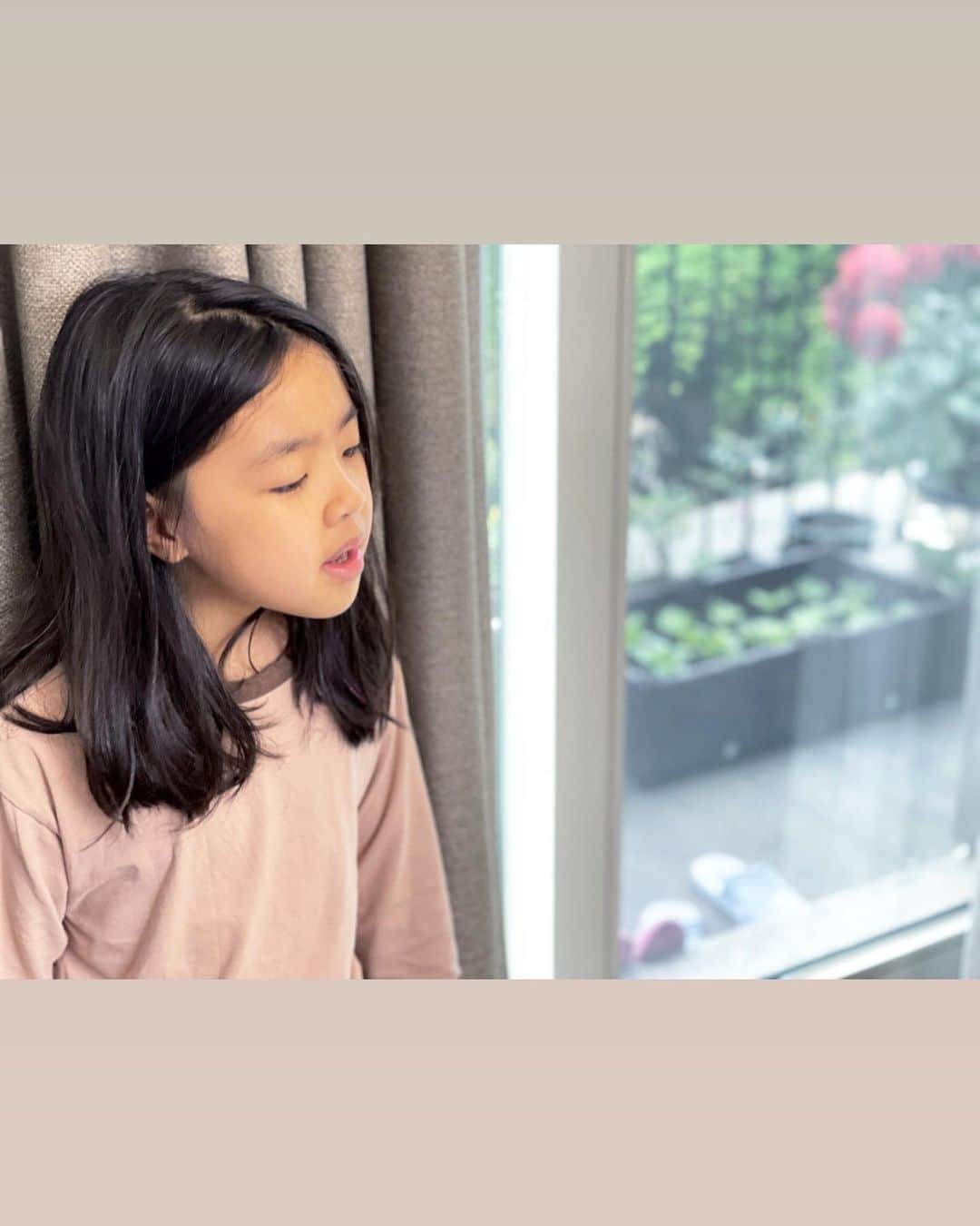 イ・ユンジのインスタグラム：「일요일 아침 네가 부르는 사건의지평선 울대가 울대거린다.」