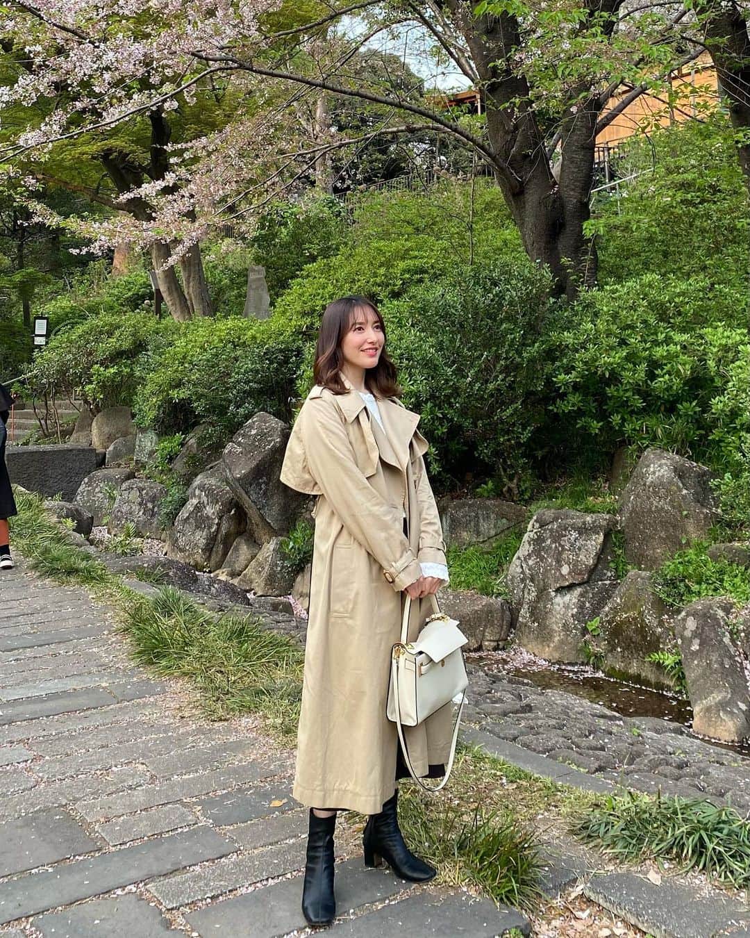松本リコのインスタグラム：「・ ・ ・ ・ 4/4(火)上野でお花見🌸 ・ ・ ・ #japanesegirl #japangirl  #ハーフ顔 #上野 #上野花見  #fashion #ファッション #仕事終わり #トレンチコート  #東天紅 #m上野グルメ  #uenopark #ueno #上野公園」