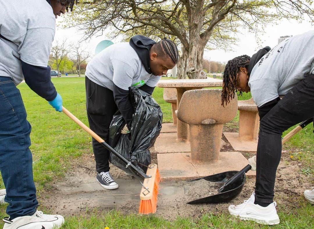 Barack Obamaさんのインスタグラム写真 - (Barack ObamaInstagram)「Chicago knows how to show up! Thanks to all the volunteers who helped the @ObamaFoundation clean up Rainbow Beach, Washington Park, and Jackson Park—the future home of the Obama Presidential Center—for Earth Day.  It’s great to see folks from the community, Obama Foundation staff and their families, and young people from @MBK_Alliance and @GirlsOpportunityAlliance come together to give back to our community.」4月23日 8時21分 - barackobama