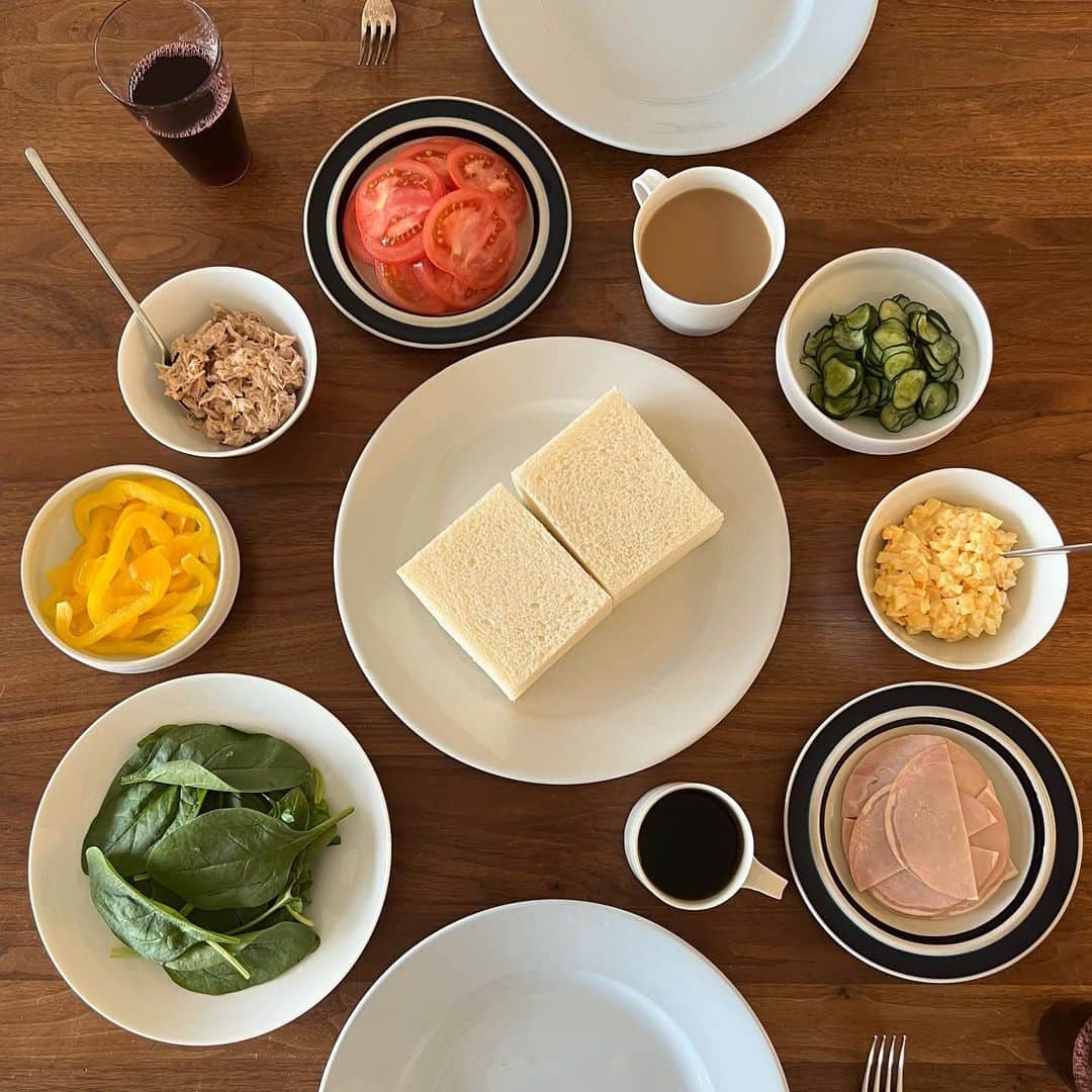 渡辺佳子さんのインスタグラム写真 - (渡辺佳子Instagram)「今日の朝ごはんもサンドウィッチ。 朝早い用事がない週末は息子のリクエストの朝ごはんにしています。 毎回サンドウィッチがいい！って言ってくれるので、毎週末サンドウィッチの具を作っているな。  #自分で作るサンドウィッチ #今日の朝ごはん #飽きないのかしら #好きなのね #サンドウィッチ」4月23日 8時14分 - yoshicowatanabe