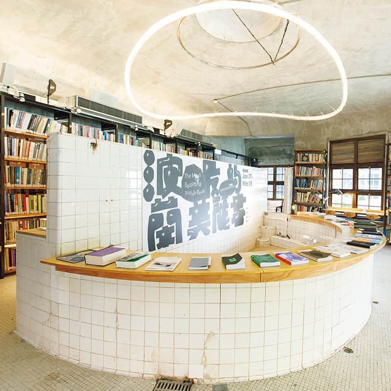 ブルータスさんのインスタグラム写真 - (ブルータスInstagram)「インディペンデント書店が数を増やすなど、とにかく本とカルチャーが好きな台湾の人々。図書館だって進化を続けている。  中でも個性が際立っているのが台北のアート&カルチャー発信地・松山文創園區にある〈不只是圖書館 Not Just Library〉。  その名の通り、ただの図書館にあらず。実はここは昔の大浴場。 本の貸し出しはなく閲覧のみだが、50元を払えば誰でも利用でき、みんなが思い思いに読書を楽しんでいる。  ●不只是圖書館 Not Just Library／ブーヂーシートゥシュグァン 住所：台北市信義區光復南路133號（松山文創園區内） TEL：02-2745-8199（内線#322）。 営：10時～18時。月曜・祝日休。 入館料：50元を払えば誰でも利用可。  BRUTUS「久しぶりの海外は、まず台湾から始めよう。」は 好評発売中です📚  #BRUTUS #ブルータス #雑誌 #台湾 #図書館 #リノベーション #海外旅行 #台北 #アート #カルチャー #art #culture #library #taiwan #taipei」4月23日 8時22分 - brutusmag