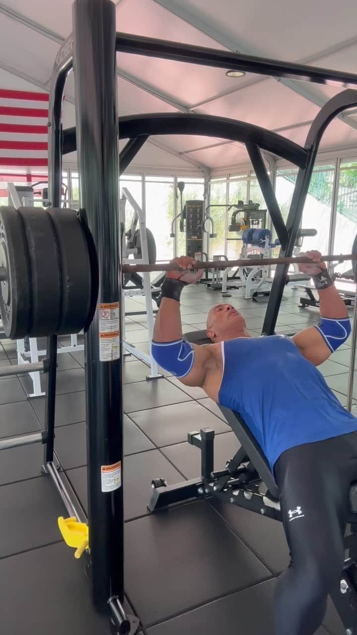 ドウェイン・ジョンソンのインスタグラム：「Saturday morning chest & back training ☀️   Good ‘mental inventory’ day after a crazy busy week. Man I needed it 🧠 📈💪🏾☕️  Smith machine incline I do towards the end of my chest workout when my chest is fatigued.  Not too heavy.  275LBS   Be mindful as to how far you bring the weight down to mitigate that stress on your shoulders (I had complete shoulder reconstruction surgery - you don’t want that fun pain in your life, so take my advice 😉)  Focused, slow & controlled.  3 second negatives.  Intense and controlled.   Give it a try and have a productive weekend (and fun;) my friends.   ~ dj  @projectrock 💀」