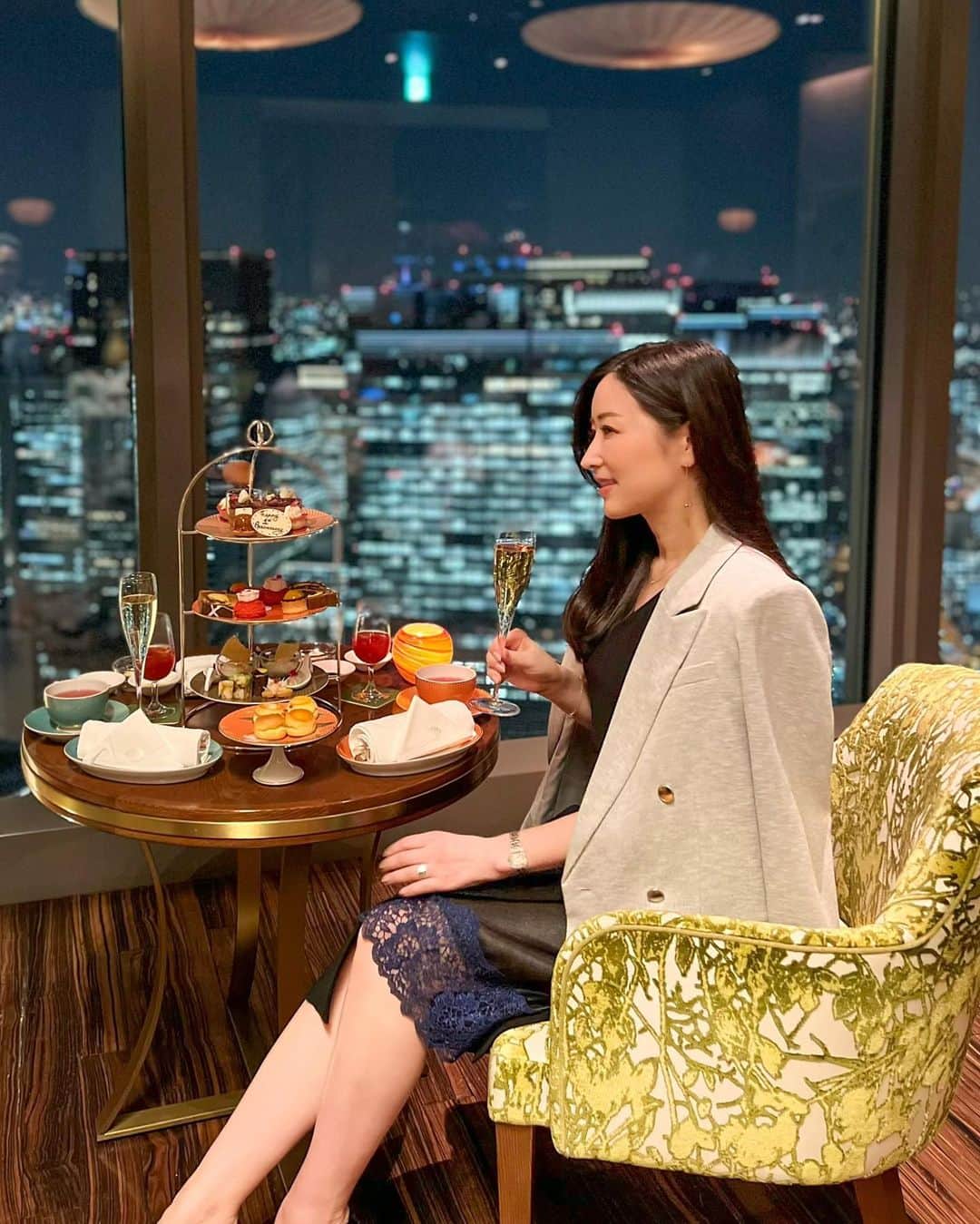 高倉絵理さんのインスタグラム写真 - (高倉絵理Instagram)「アフタヌーンティー × 夜景 × シャンパン♡  マンダリンオリエンタルホテル東京 38階の最上階に位置する『オリエンタルラウンジ』でハイティーを楽しみました。 @mo_tokyo   夜景を見ながらのハイティーは とても幸せなひととき。  シーズナルアフタヌーンティーは 見た目も美しく、季節が変わる毎にまた伺いたいと思いました。  📍 オリエンタルラウンジ 東京都中央区日本橋室町2-1-1 マンダリンオリエンタル東京 38Ｆ @mo_tokyo   #MandarinOriental #FansOfMO #motokyo  #tokyohotel #オリエンタルラウンジ #マンダリンオリエンタルホテル東京 #三越前 #日本橋 #アフタヌーンティー #ハイティー #ホテルアフタヌーンティー⁡ #東京アフタヌーンティー #東京アフタヌーンティー巡り #アフタヌーンティー東京 #アフタヌーンティー好き #アフタヌーンティー好きな人と繋がりたい #ヌン活 #夜景ディナー」4月23日 8時26分 - eri_t28
