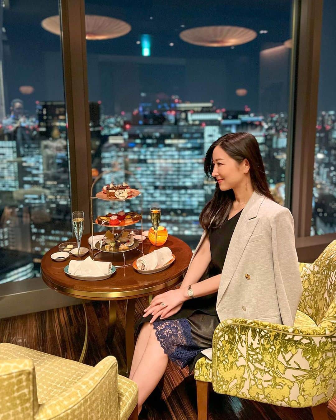 高倉絵理さんのインスタグラム写真 - (高倉絵理Instagram)「アフタヌーンティー × 夜景 × シャンパン♡  マンダリンオリエンタルホテル東京 38階の最上階に位置する『オリエンタルラウンジ』でハイティーを楽しみました。 @mo_tokyo   夜景を見ながらのハイティーは とても幸せなひととき。  シーズナルアフタヌーンティーは 見た目も美しく、季節が変わる毎にまた伺いたいと思いました。  📍 オリエンタルラウンジ 東京都中央区日本橋室町2-1-1 マンダリンオリエンタル東京 38Ｆ @mo_tokyo   #MandarinOriental #FansOfMO #motokyo  #tokyohotel #オリエンタルラウンジ #マンダリンオリエンタルホテル東京 #三越前 #日本橋 #アフタヌーンティー #ハイティー #ホテルアフタヌーンティー⁡ #東京アフタヌーンティー #東京アフタヌーンティー巡り #アフタヌーンティー東京 #アフタヌーンティー好き #アフタヌーンティー好きな人と繋がりたい #ヌン活 #夜景ディナー」4月23日 8時26分 - eri_t28