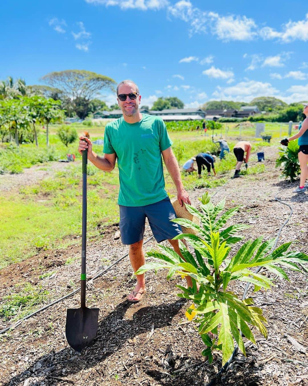 ジャック・ジョンソンのインスタグラム：「Happy Earth Day! Today, Jack is joining more than 1 billion people around the world to celebrate our planet 🌍. Jack celebrated Earth Day by volunteering with @kokuahawaiifoundation alongside community members on the @kokualearningfarm.   A big shout out to all of our incredible @allatonce_org partners working every day to inspire communities to take action for the environment! How are you celebrating Earth Day, today and every day? Let us know ⬇️  🌍🌍🌍   #AAOLocalFood #AAOPlasticFree #EarthDay」