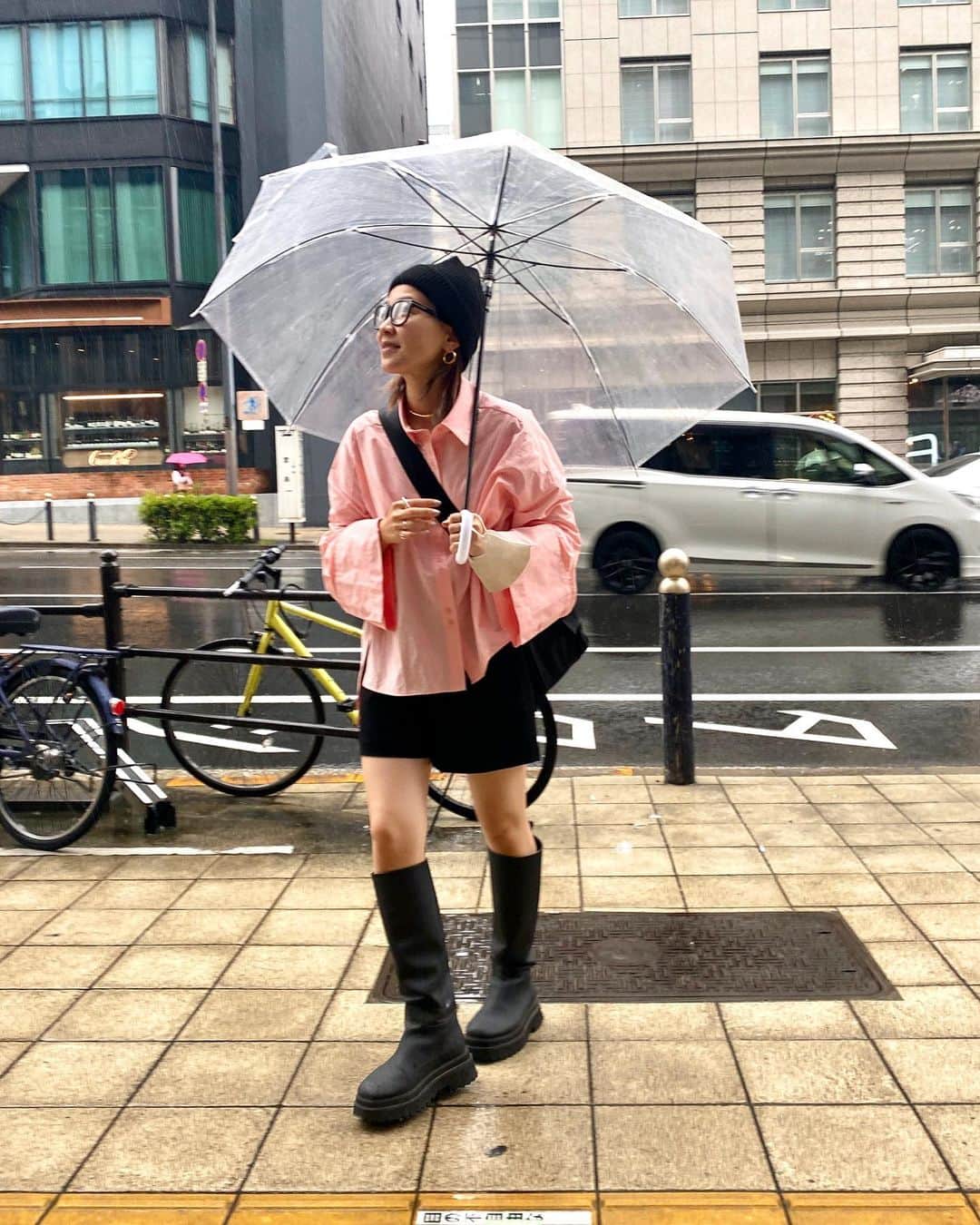 hidekaさんのインスタグラム写真 - (hidekaInstagram)「雨だね〜 雨の日も可愛いシャツでテンションあげるー✨🫰 @mamu_online のシャツは形も可愛いしサーモンピンクで色もキツすぎないから合わせやすい🫶🏾💕 すっっぴんの日😂 @mamu_online  @rika_mamu ❤️」4月23日 8時32分 - hidekanagao_