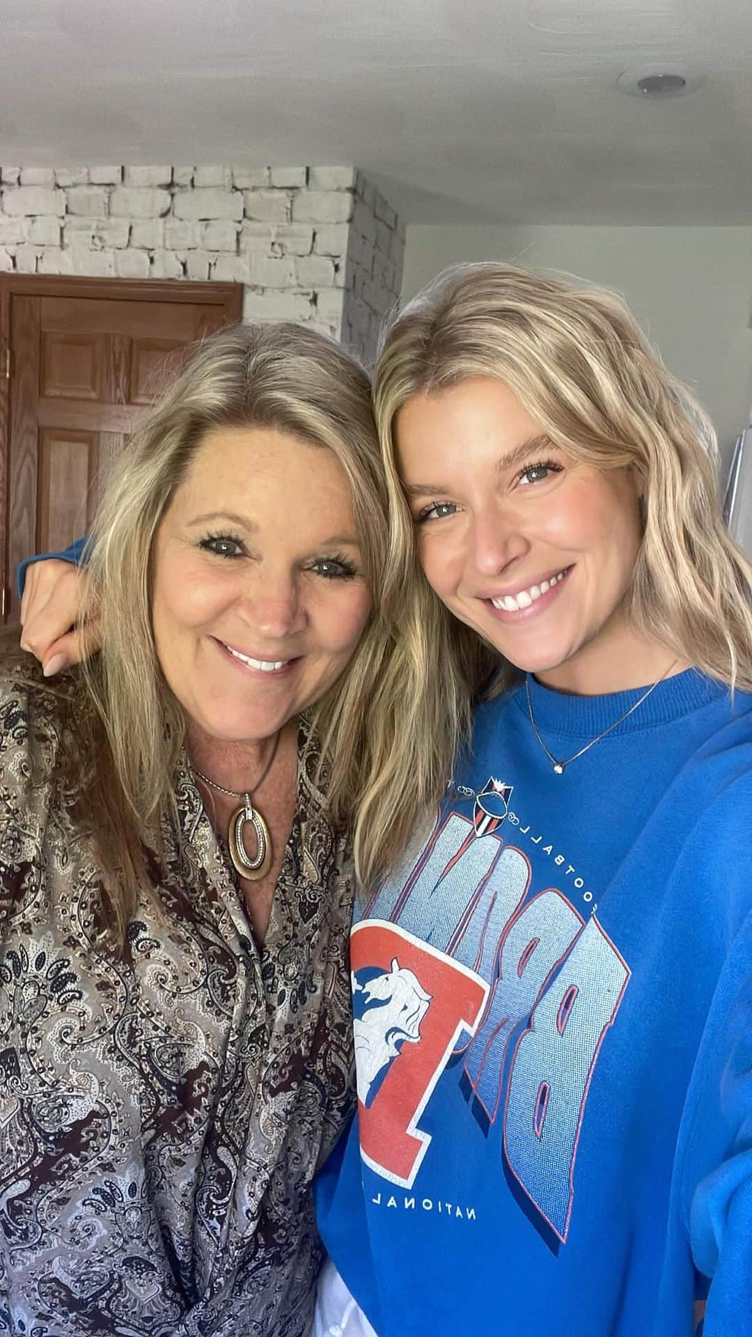 アビー・ネフのインスタグラム：「Happy birthday to my beautiful, spunky, full of life mother. You’re such a light in everyone’s world who’s had the pleasure to know you and I’m so grateful to be your daughter. I love you so much @tamilovesvintage ❤️」