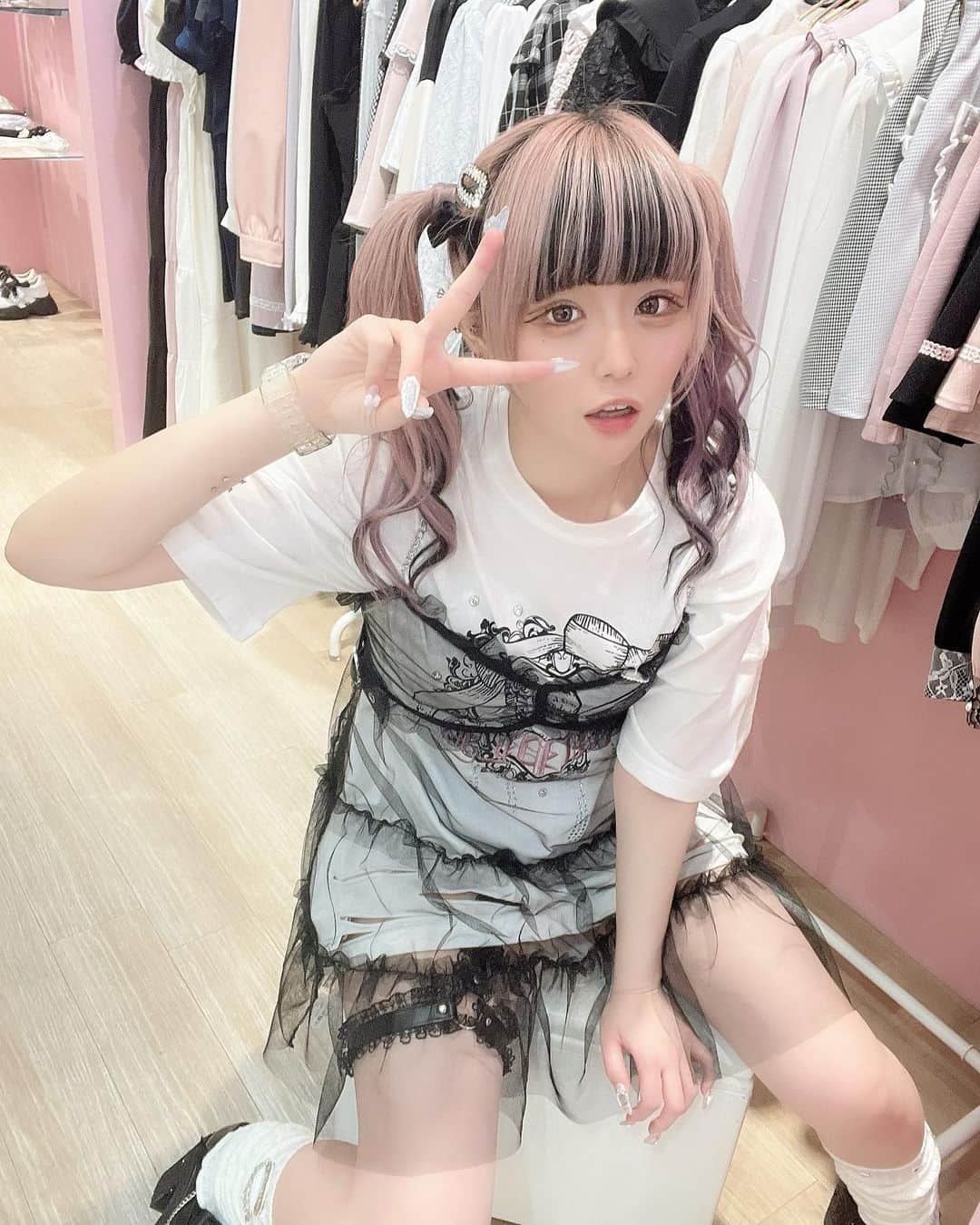 のインスタグラム：「(^-^)v ㅤㅤㅤㅤㅤㅤㅤㅤㅤㅤㅤㅤㅤ #bemqin #ankrouge #アンクルージュ #大宮アルシェ #大宮 #地雷系女子 #地雷女子 #地雷メイク #ツインテール #カジュアルコーデ #カジュアルファッション #隠しきれないヲタク #ピンク #ピンクヘアー #自撮り界隈 #自撮り #派手髪 #いいね返し #自発ください #アパレル店員 #ootd #fashion #instafashion #l4l」