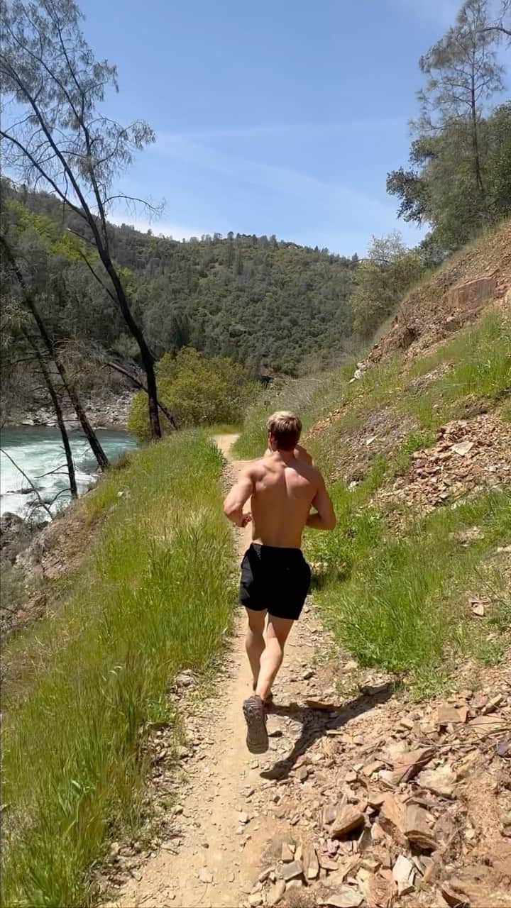 セージ・ノースカットのインスタグラム：「Getting a little sun and light cardio in today! Less than 2 weeks out from #ONEFightNight10」