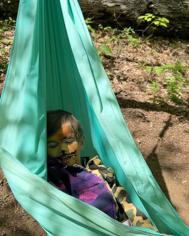 カミーユ・グアティのインスタグラム：「On #earthday we spent hours in nature! Exploring the woods, having some one on one time with goats, owls and falcons. We discovered, bridges, rivers, hammocks and zip lines! Can’t wait to be a part of such a beautiful community.   Thank you @anewleafnashville for an amazing day!」