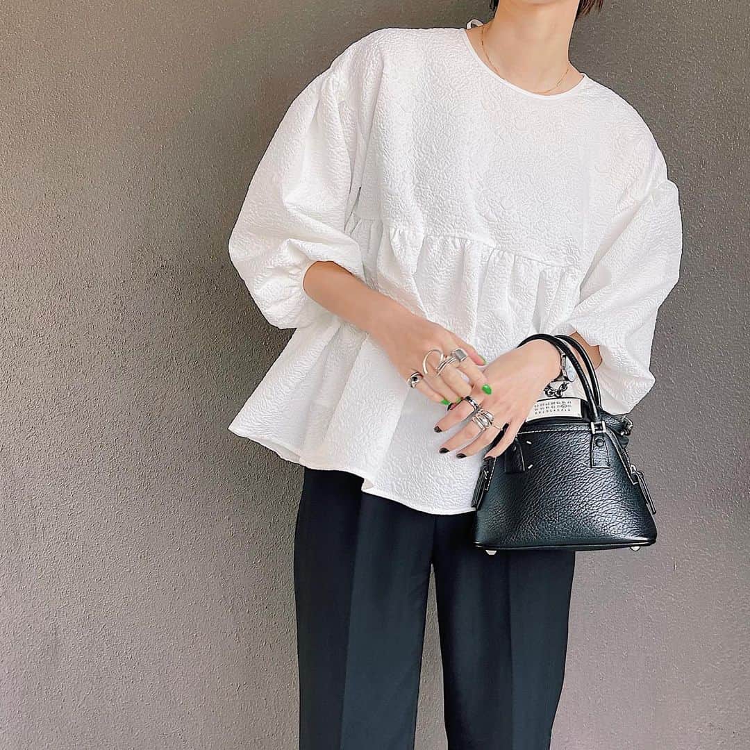 maai0528のインスタグラム：「〻🧑🏻‍🦳🪿🥚🍨 Ｐukuｐuku‥💭 ふわっと広がるボリュームに 凸凹感のあるふくれジャガードが 可愛いフレアトップスみーつけた。 ． 大きくみせすぎない 絶妙なシルエットがまた更に◎ ． ． ※ LINE連携で300ポイントプレゼント 4/28（金）10:59まで ． ． ． #urs #ユアーズ #urs_styling  #urs_official #タイアップ  #ふくれジャガードギャザーフレアトップス #春コーデ　#大人コーデ」