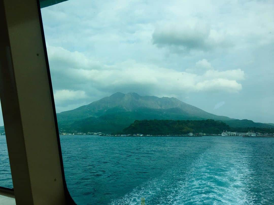 三角みづ紀さんのインスタグラム写真 - (三角みづ紀Instagram)「鹿児島は、毎年訪れていますが、ひさしぶりにたくさん観光しました。あそんで、食べて。またゆっくり訪れたい。 #鹿児島観光 #霧島神宮 #桜島 #詩人 #エッセイ #旅行」4月23日 8時58分 - misumimizuki