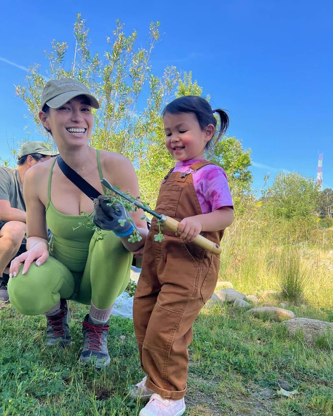 Livのインスタグラム：「Spent a great day with @calparks weeding before planting native milkweed for monarch butterflies #migration. As you know butterflies only lay eggs on #milkweed so this is a crucial step to securing their future🦋🌍 Looking forward to returning and providing more land stewardship with Lyla #calparksearthday #calparks #milkweedformonarchs @calparks」
