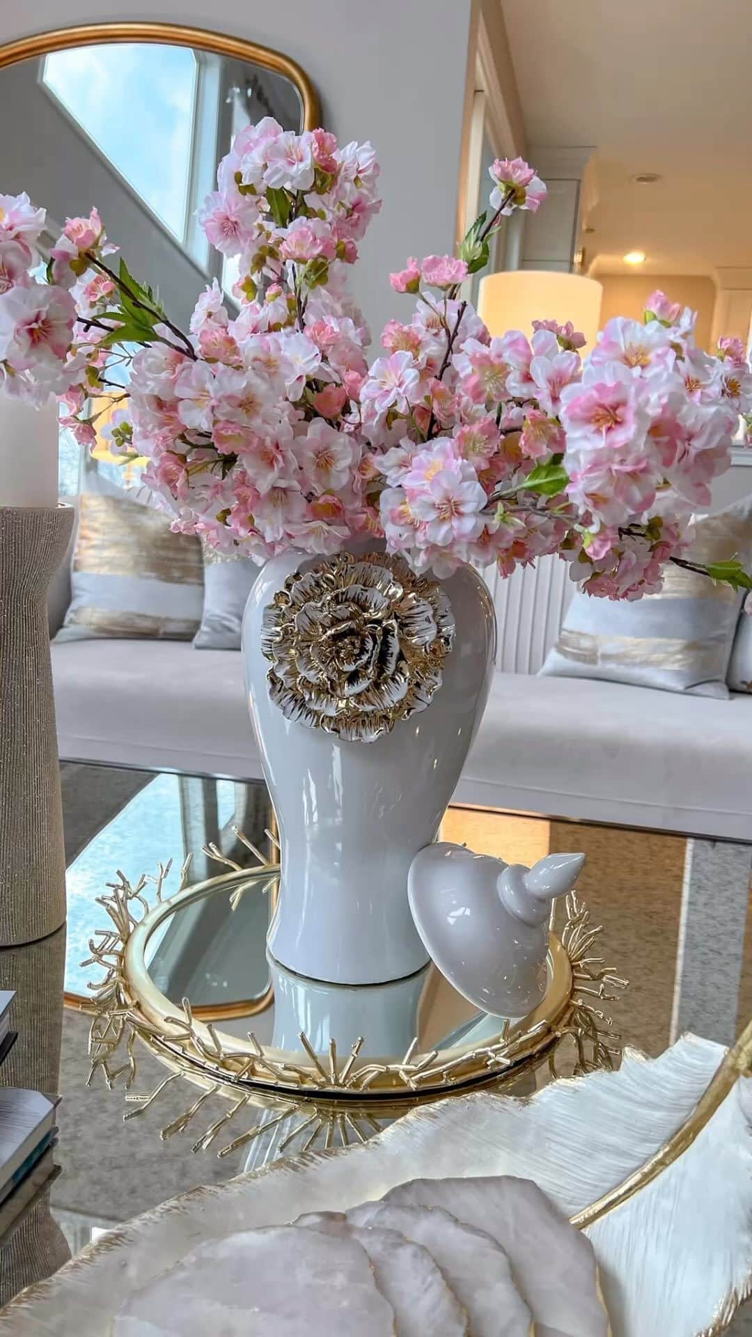 のインスタグラム：「Spend tonight splurging on our 30% OFF Flash Sale! Save 30% off breathtaking decor you’ve been eyeing, these pieces won’t be in stock for long! Visit inspiremehomedecor.com to shop🛍️ Sale ends Monday April 24th at Midnight. Click the link in bio!」