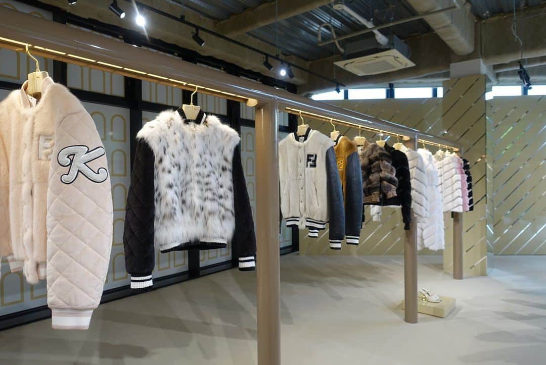 田中麻衣さんのインスタグラム写真 - (田中麻衣Instagram)「@fendi のファーの受注会。 ファーだけではなくバッグのパーソナルオーダーも。  FENDIのファーは少しずつ集めていきたいアイテムのひとつ。  おみやげが、 大好きな　@hideki_eto さんのサブレでとっても嬉しかったです。 大切に食べます。🍪」4月23日 9時02分 - maitanaka1217