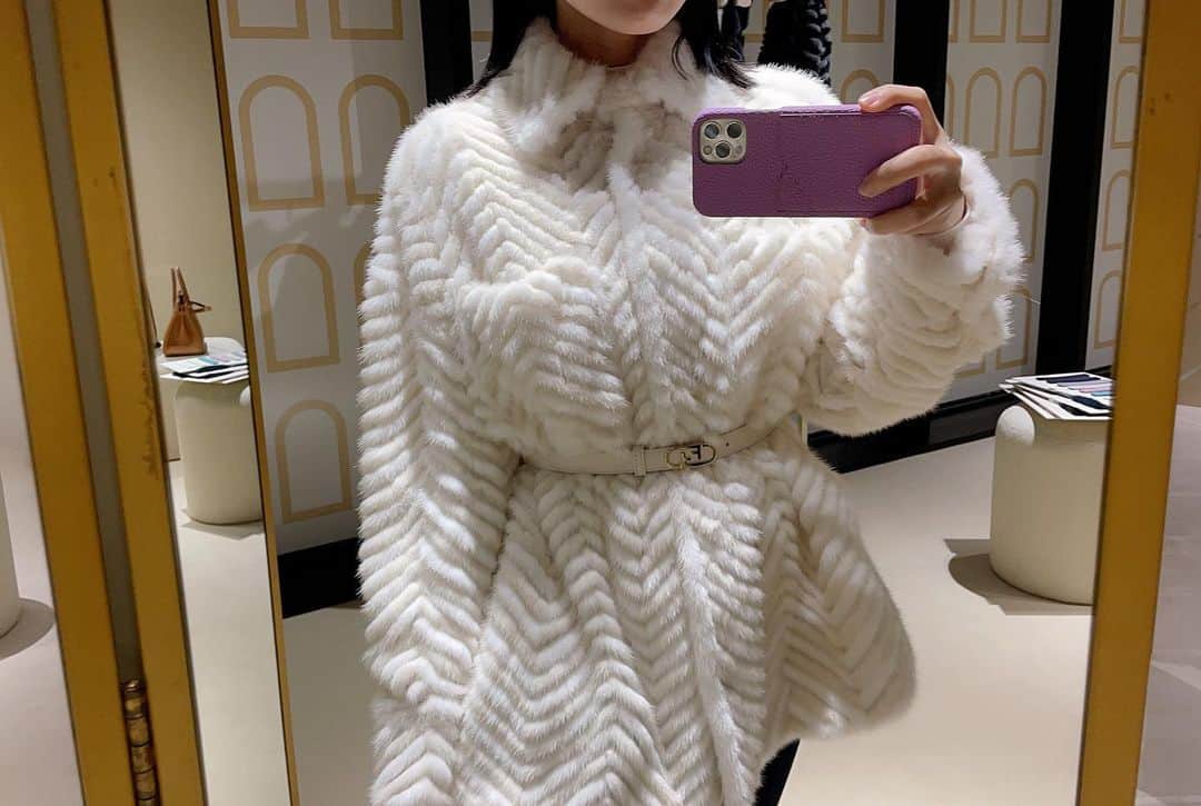 田中麻衣さんのインスタグラム写真 - (田中麻衣Instagram)「@fendi のファーの受注会。 ファーだけではなくバッグのパーソナルオーダーも。  FENDIのファーは少しずつ集めていきたいアイテムのひとつ。  おみやげが、 大好きな　@hideki_eto さんのサブレでとっても嬉しかったです。 大切に食べます。🍪」4月23日 9時02分 - maitanaka1217