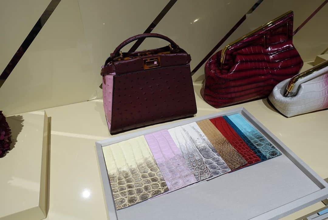 田中麻衣さんのインスタグラム写真 - (田中麻衣Instagram)「@fendi のファーの受注会。 ファーだけではなくバッグのパーソナルオーダーも。  FENDIのファーは少しずつ集めていきたいアイテムのひとつ。  おみやげが、 大好きな　@hideki_eto さんのサブレでとっても嬉しかったです。 大切に食べます。🍪」4月23日 9時02分 - maitanaka1217