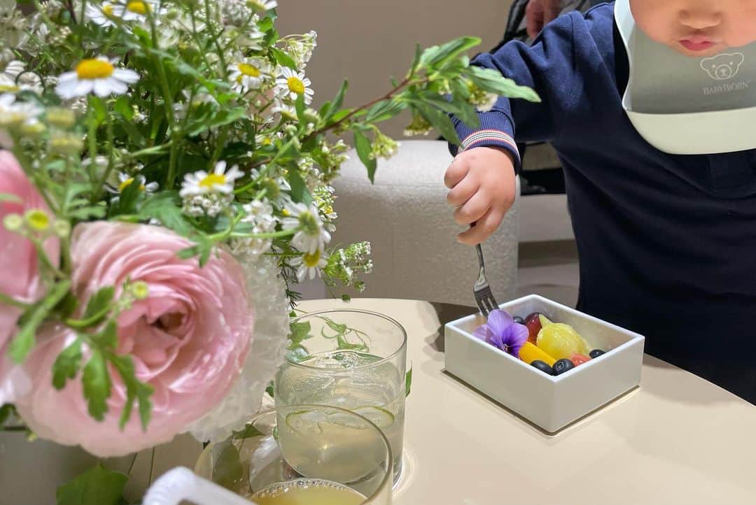 田中麻衣さんのインスタグラム写真 - (田中麻衣Instagram)「@fendi のファーの受注会。 ファーだけではなくバッグのパーソナルオーダーも。  FENDIのファーは少しずつ集めていきたいアイテムのひとつ。  おみやげが、 大好きな　@hideki_eto さんのサブレでとっても嬉しかったです。 大切に食べます。🍪」4月23日 9時02分 - maitanaka1217