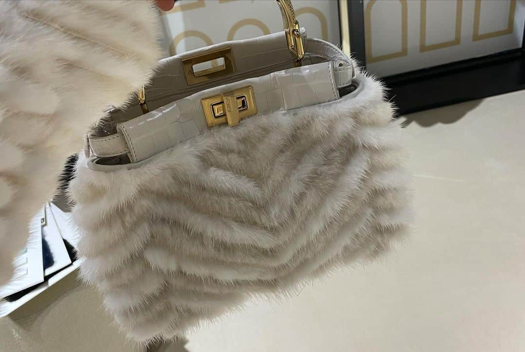 田中麻衣さんのインスタグラム写真 - (田中麻衣Instagram)「@fendi のファーの受注会。 ファーだけではなくバッグのパーソナルオーダーも。  FENDIのファーは少しずつ集めていきたいアイテムのひとつ。  おみやげが、 大好きな　@hideki_eto さんのサブレでとっても嬉しかったです。 大切に食べます。🍪」4月23日 9時02分 - maitanaka1217