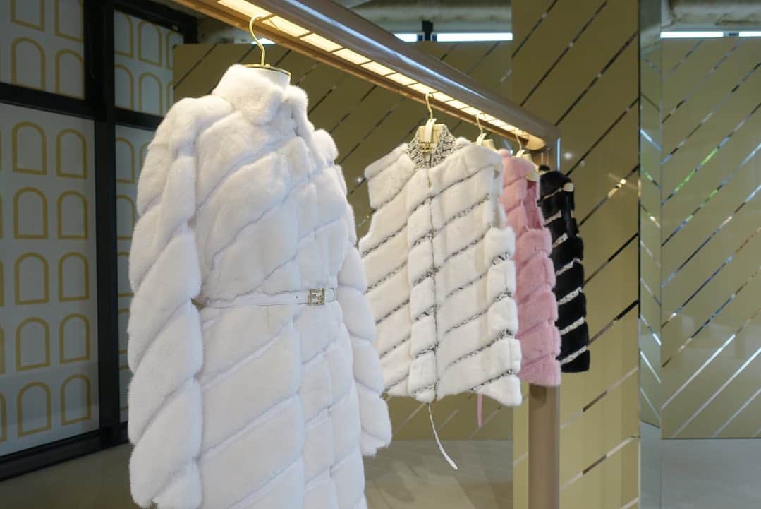田中麻衣のインスタグラム：「@fendi のファーの受注会。 ファーだけではなくバッグのパーソナルオーダーも。  FENDIのファーは少しずつ集めていきたいアイテムのひとつ。  おみやげが、 大好きな　@hideki_eto さんのサブレでとっても嬉しかったです。 大切に食べます。🍪」