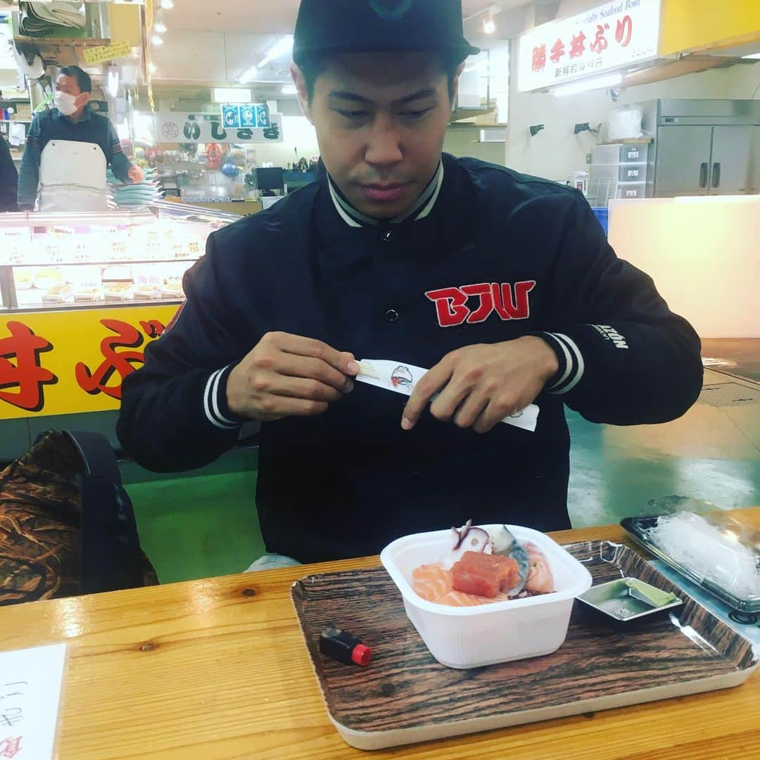 橋本大地さんのインスタグラム写真 - (橋本大地Instagram)「勝手丼も食ったなぁ〜  美味かったなぁ〜  また食べたいなぁ〜  #勝手丼  #映えない関札の勝手丼 #関札の嬉しくなさそうな顔 #関札の楽しくなさそうな顔 #関札の700円クオリティ勝手丼 #本当は1500円クオリティ  #私の勝手丼はトータル3000円くらい」4月23日 9時05分 - risingddt_daichi