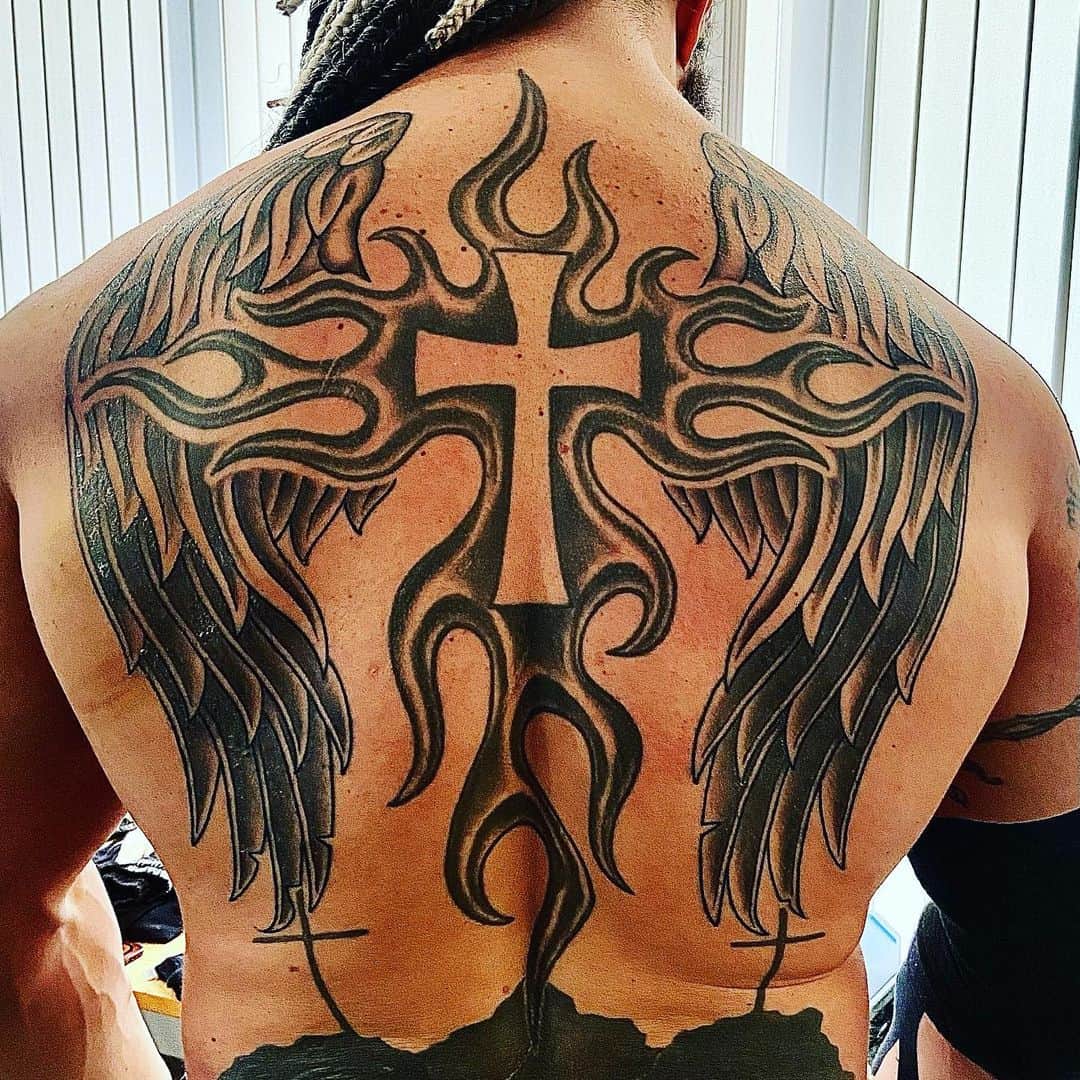 のインスタグラム：「New addition to my back courtesy of @andrewksheltontx  Amazing work!  Check him out at @depictiontattoos   Now the #murderhawkmonster can Fly!」