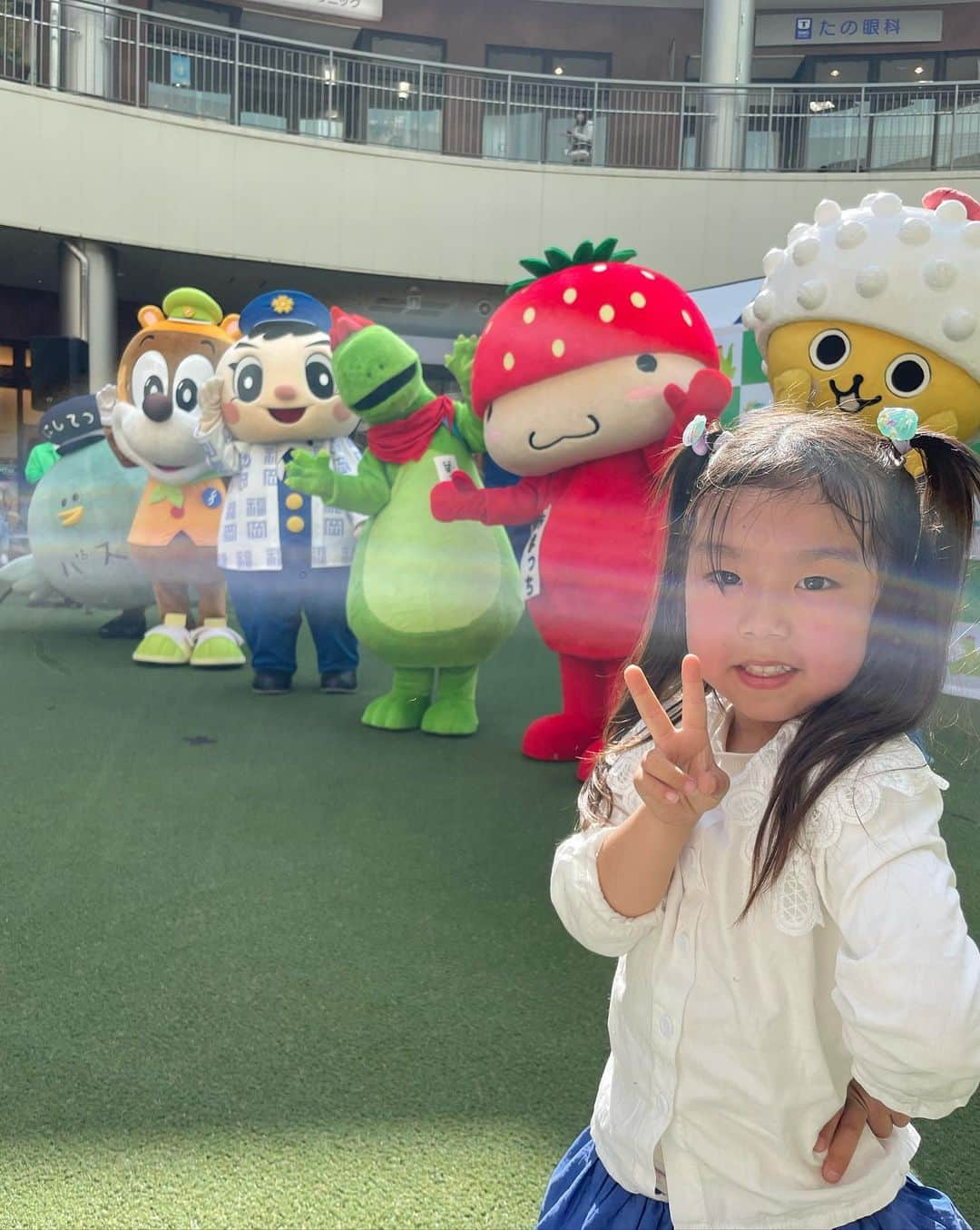 木村まこさんのインスタグラム写真 - (木村まこInstagram)「ご当地キャラに会ってきたˎˊ˗  昨日今日と木の葉モールにご当地キャラクターが集まるってことで私は昨日行ってきたˎˊ˗  葉っちゃんがついに‼︎キャラクターとして実際に登場したんだよぉ♪ こういうの好きよね〜子どもたち。大喜びやった☺️  今日は葉っちゃん、大野ジョー、ぴかりん、しまひこ、いとゴンが登場 ①13:00-13:20　②15:00-15:20 計2回 📍ガーデンコート  ぜひいってみて♡  \\ そのほかにも // 5/7まで木の葉モールは誕生祭だし𓂃𓈒𓏸 GWお出かけに悩んだらオススメ◎  ▶︎葉っぴーガラポン抽選会 お買い上げレシート5000円毎に参加できる！ 期間中月さんも可能◎ 5/3〜5/7 10:00-21:00(最終日20:00) 📍さくらコート2階(ゼビオ前)  ▶︎葉っぴー木の葉フェスティバル 4/29〜5/1  10:20-(5/1のみ11:00-) チアダンスやバトントワリングなど様々なジャンルの団体が登場！観覧無料 📍ガーデンコート1階  ▶︎ エア遊具で遊ぼう！わっくわくワンダーランド  5/3〜5/7 ガーデンコートが「遊園地」に。カルーセル（メリーゴーランド型のエア遊具）や、 カラフルでかわいいメルヘンスライダー（スライダー型エア遊具）、広場を１周するカーニバルトレイン、あめすくいなどのミニゲームも 📍ガーデンコート1階  遊びにいってみてね〜♡♡♡  #4歳女の子ママ #2歳男の子ママ #2歳差育児  #福岡ママ#福岡子育て #福岡子連れ#アラサーママ　 #木の葉モール #konohub #PR #このは部 #木の葉モール橋本」4月23日 9時10分 - maco_kimura