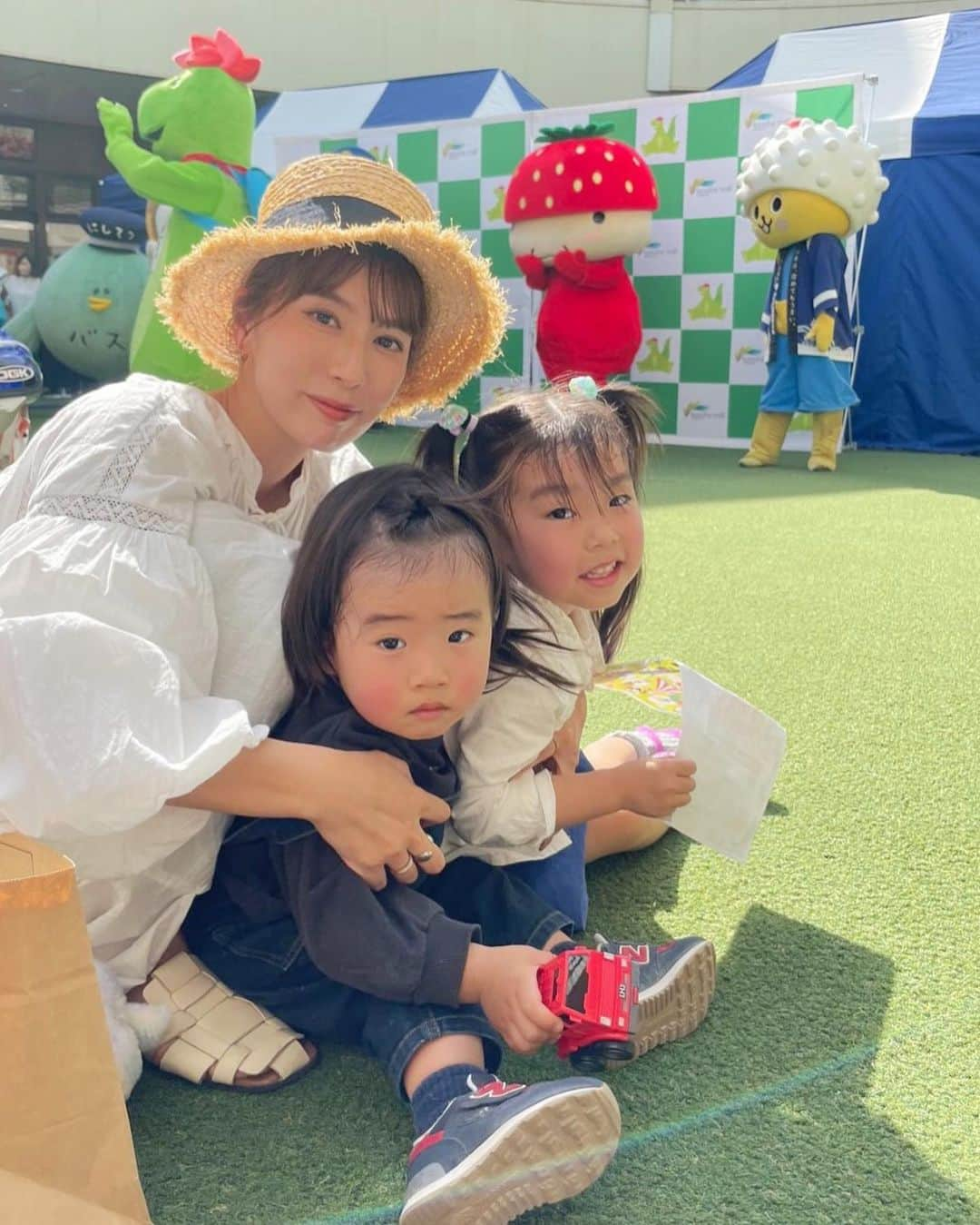 木村まこのインスタグラム：「ご当地キャラに会ってきたˎˊ˗  昨日今日と木の葉モールにご当地キャラクターが集まるってことで私は昨日行ってきたˎˊ˗  葉っちゃんがついに‼︎キャラクターとして実際に登場したんだよぉ♪ こういうの好きよね〜子どもたち。大喜びやった☺️  今日は葉っちゃん、大野ジョー、ぴかりん、しまひこ、いとゴンが登場 ①13:00-13:20　②15:00-15:20 計2回 📍ガーデンコート  ぜひいってみて♡  \\ そのほかにも // 5/7まで木の葉モールは誕生祭だし𓂃𓈒𓏸 GWお出かけに悩んだらオススメ◎  ▶︎葉っぴーガラポン抽選会 お買い上げレシート5000円毎に参加できる！ 期間中月さんも可能◎ 5/3〜5/7 10:00-21:00(最終日20:00) 📍さくらコート2階(ゼビオ前)  ▶︎葉っぴー木の葉フェスティバル 4/29〜5/1  10:20-(5/1のみ11:00-) チアダンスやバトントワリングなど様々なジャンルの団体が登場！観覧無料 📍ガーデンコート1階  ▶︎ エア遊具で遊ぼう！わっくわくワンダーランド  5/3〜5/7 ガーデンコートが「遊園地」に。カルーセル（メリーゴーランド型のエア遊具）や、 カラフルでかわいいメルヘンスライダー（スライダー型エア遊具）、広場を１周するカーニバルトレイン、あめすくいなどのミニゲームも 📍ガーデンコート1階  遊びにいってみてね〜♡♡♡  #4歳女の子ママ #2歳男の子ママ #2歳差育児  #福岡ママ#福岡子育て #福岡子連れ#アラサーママ　 #木の葉モール #konohub #PR #このは部 #木の葉モール橋本」