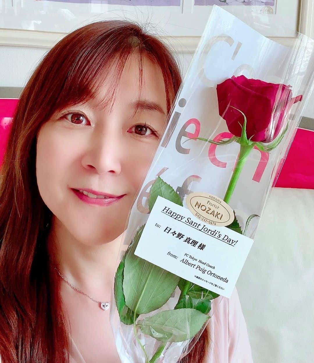 のインスタグラム：「今日4月23日は、サンジョルディの日  今年も、FC東京のアルベル監督から、バラが届きました🌹🌹なんと素敵な風習なのでしょう。力強い赤の🌹  ありがとうございます😊  #サンジョルディの日 #SaintJordisDay #FC東京 #アルベル監督」