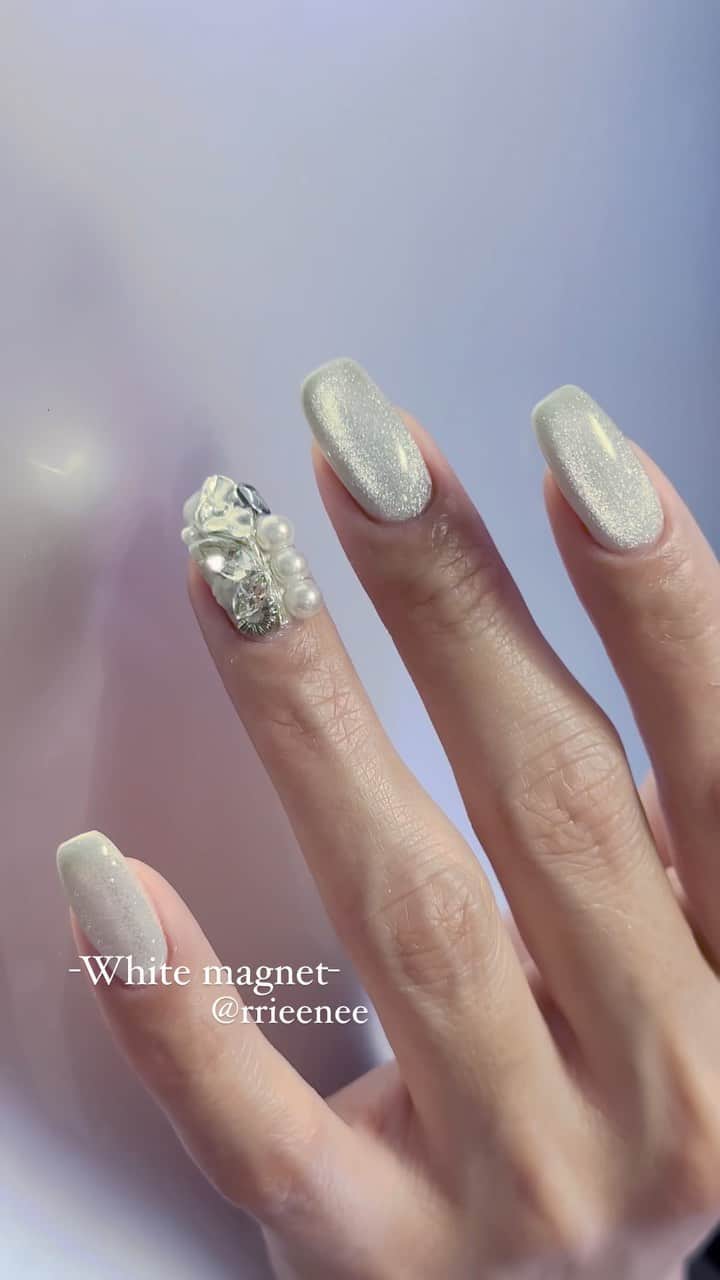 埜藤理恵のインスタグラム：「White magnet.. 白っぽくなるマグネット珍しいし 不思議な感じで好き♡  Apres hypno gel Glitter Bomb @apresnailjapan  @apresnailofficial   @dnagel_spacenail  S01を下に塗ってから マグネットをon♪  ワンポイント埋め尽くし♡  □Rie Nofujiプロデュース @tree01official エプロン 好評発売中  □ Renée professional brush シリーズ ＊オーバル ＊トップフレンチ ＊スマートフラット Renée web shop 全国ネイルディーラーにて発売中 プロフィールURLより飛べます  □ 店舗詳細 ⇩ 大阪府大阪市北区堂山町1-2 R&Eビル3階 am10:00〜pm20:00 JR大阪駅から徒歩7分 阪急梅田駅から徒歩7分 御堂筋梅田駅から徒歩7分  ご予約は サロンの公式LINEより受け付けております。 @rrieenee プロフィールURLより LINE飛べます。 LINEにて行き方動画も配信しておりますので ご参考くださいませ」