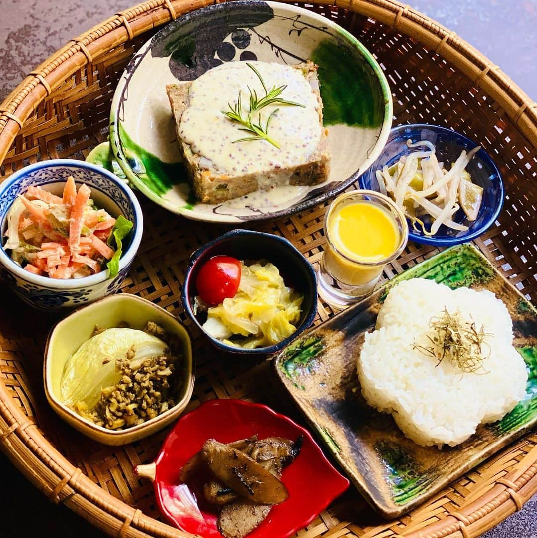 vegecafe＋αさんのインスタグラム写真 - (vegecafe＋αInstagram)「4月のかご御膳のメインの 野菜たっぷりミートローフ クリームマスタードソース✨  vegecafe＋αのオープン当初より 人気メニューです😋  牛肉、豚肉、鶏肉の3種のお肉の 合わせ技💪がいい味だしてます❣️ 野菜の食感も合わさって、 見た目よりもしっかりとした 食べ応えです😋 ワインにも合いますよ🍷  ランチタイムには、 コーヒーや、紅茶だけではなく ワインもセットドリンク価格で 提供できます😊  かご御膳は、数量限定のメニューと なりますので、ご予約をお勧め致します☎️✨土曜、日曜日は当日のご予約は致しかねますので、前日までにお願い致します🙇‍♀️🙇‍♀️🙇‍♀️  かご御膳は、最大16名様まで 同席にてお食事していただけます✨ ご予約が必須となりますが、 ランチミーティング、女子会、ママ会など ぜひご利用下さい😆  #vegecafe#vegecafe_plus_α #新大阪グルメ #新大阪ランチ #新大阪カフェ #西中島グルメ #西中島南方グルメ #西中島グルメ #西中島南方ランチ #西中島ランチ#西中島南方カフェ #大阪ランチ #大阪カフェ巡り #野菜たっぷり #野菜たっぷりランチ」4月23日 9時30分 - vegecafe_plus_a