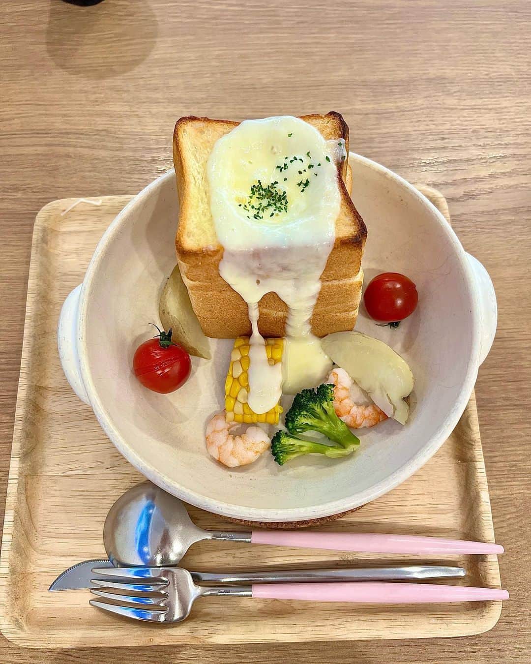 田中浩実さんのインスタグラム写真 - (田中浩実Instagram)「/自由ヶ丘  直美ちゃんとふらっと入った 「MILK LAND HOKKAIDO-TOKYO」  北海道牛乳・乳製品を 贅沢に使ったオリジナルメニューがたくさんあります。  新鮮な牛乳やチーズなどサービス満点なお店！ チーズが濃厚でとても美味しかったです♡  直美ちゃんは優しくてキレイでいつも助けてくれるステキな女性。 @naomis_hb_diary   いつもありがとう♡  @milklandhokkaidotokyo  📍東京都目黒区自由が丘１−２６ー１６　山川ビル １F２F   #自由が丘 #自由が丘グルメ  #自由が丘カフェ  #北海道グルメ  #チーズ  #牛乳  #チーズフォンデュ  #牛 が目印  #カフェ巡り #gourmet  #jiyugaoka」4月23日 9時30分 - hiromi.tanaka.japan
