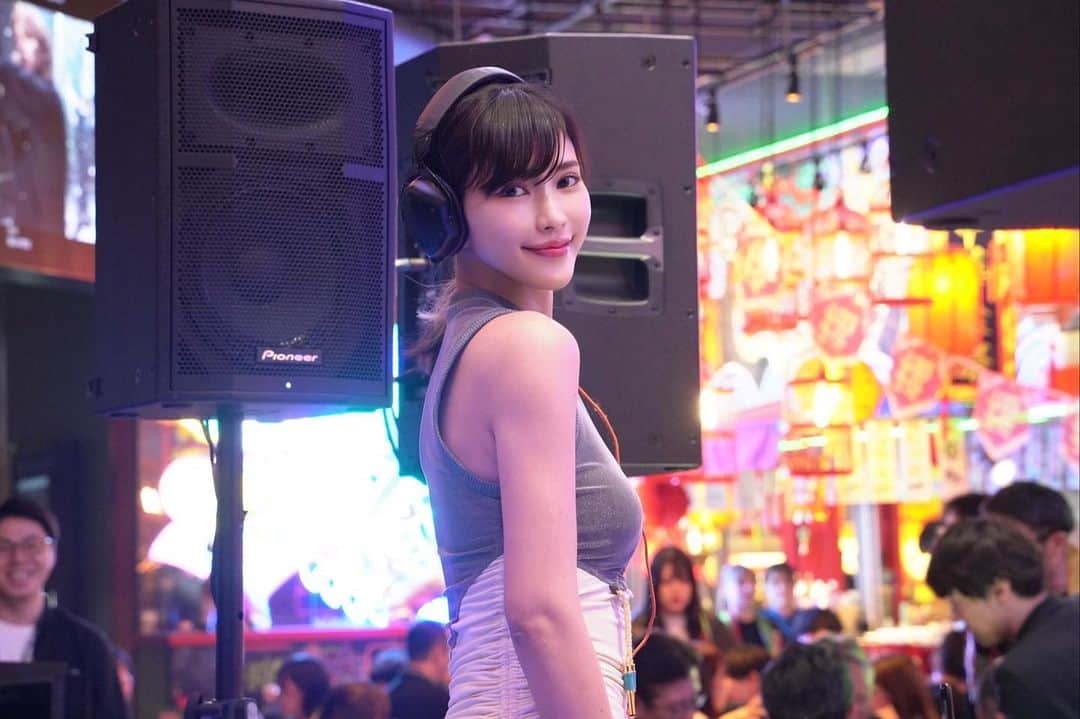 城品萌音のインスタグラム：「♡  4/20 This is the scene of the DJ at Kabukicho Tower 2nd Floor Alley🎧🎶I was in a disappointing condition because I hadn't completely recovered from my cold on this day🥲   I will DJ every Thursday on the 2nd floor of Kabukicho Tower . 4/20 歌舞伎町タワー2階横丁でのDJの様子です🎧🎶 この日は風邪が治りきってなく、残念な体調でした🥲  今後は毎週木曜日、歌舞伎町タワー2階でDJするので遊びに来てね❤️‍🔥  #moneshiroshina #kabukichotower  #yokochow #femaledj #techno #techhouse」
