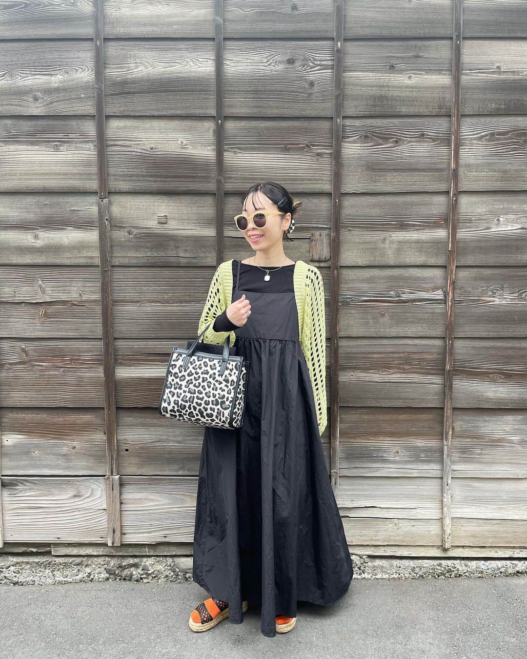 amigo.amigo.5205622さんのインスタグラム写真 - (amigo.amigo.5205622Instagram)「． ★#ママコーデ ★  #カーディガン と#黒ワンピース  どちらとも#アンジーヴィンテージ ❤︎  ✔︎ ナイロンフレアキャミワンピース ✔︎ 透かし編みメッシュニットボレロ  @angie_vintage_official   ワンピはナイロン生地でシャカシャカ感と軽いのが好き❤︎  メッシュニットボレロは これから季節、たくさん使える アイテム♪  どちら共、#zozotown で 今日は千円クーポン出てたよ！  今日もお仕事頑張ります❤︎  ✔︎#bag @cachecache__official   ✔︎#ネックレス @zeffar   #ゾゾタウン#angie_vintage #angievintage#お仕事コーデ  #仕事コーデ #仕事服  #cachecache#カシュカシュ #カシュカシュバッグ #fashion #ネックレスコーデ #zeffar  #大人コーデ #身長154cm  #低身長コーデ #低身長 #低身長ファッション #低身長女子  #ootd #ボレロ #メッシュ」4月23日 9時27分 - amigo.amigo.5205622