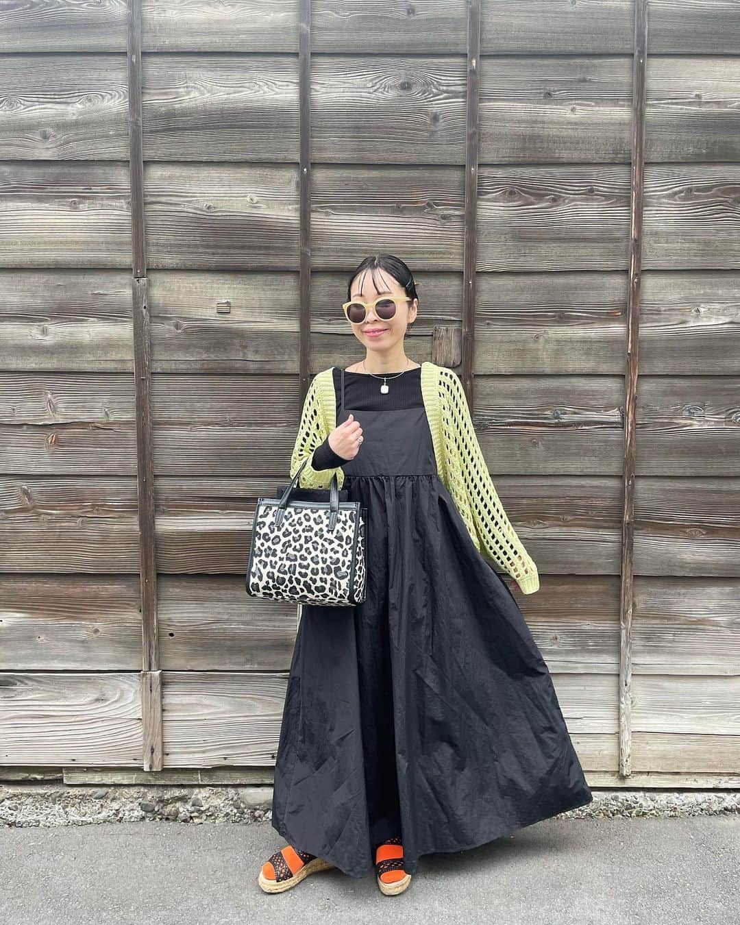 amigo.amigo.5205622さんのインスタグラム写真 - (amigo.amigo.5205622Instagram)「． ★#ママコーデ ★  #カーディガン と#黒ワンピース  どちらとも#アンジーヴィンテージ ❤︎  ✔︎ ナイロンフレアキャミワンピース ✔︎ 透かし編みメッシュニットボレロ  @angie_vintage_official   ワンピはナイロン生地でシャカシャカ感と軽いのが好き❤︎  メッシュニットボレロは これから季節、たくさん使える アイテム♪  どちら共、#zozotown で 今日は千円クーポン出てたよ！  今日もお仕事頑張ります❤︎  ✔︎#bag @cachecache__official   ✔︎#ネックレス @zeffar   #ゾゾタウン#angie_vintage #angievintage#お仕事コーデ  #仕事コーデ #仕事服  #cachecache#カシュカシュ #カシュカシュバッグ #fashion #ネックレスコーデ #zeffar  #大人コーデ #身長154cm  #低身長コーデ #低身長 #低身長ファッション #低身長女子  #ootd #ボレロ #メッシュ」4月23日 9時27分 - amigo.amigo.5205622
