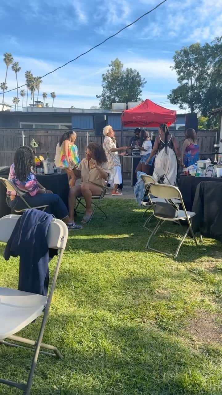 レスリー・ジョーンズのインスタグラム：「Backyard boogie!! HAPPY BIRTHDAY @caligoldblends TASHA!! Love you!!」