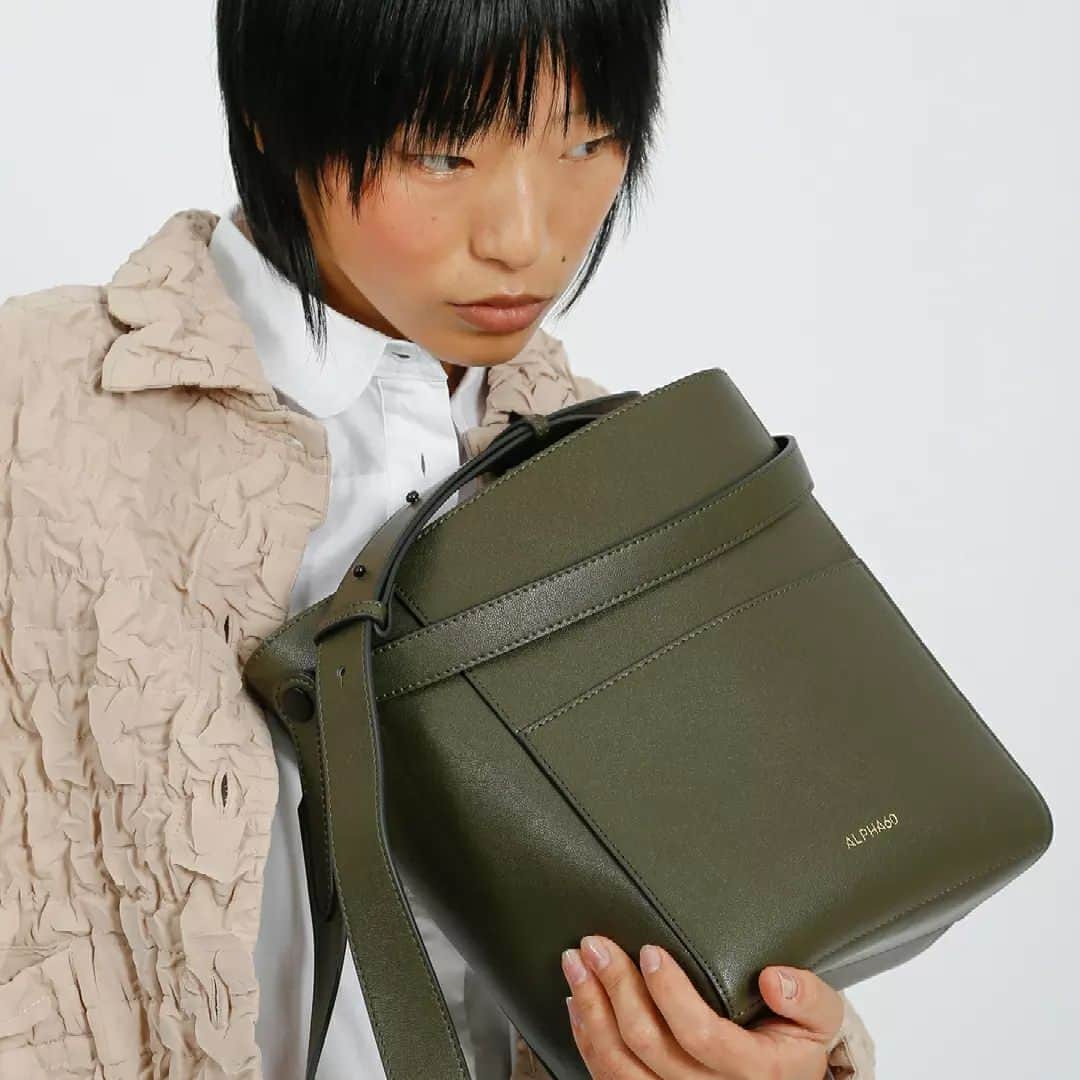 アルファ60のインスタグラム：「Meet our newest addition, Odette.   Odette is a classic bucket style bag that's ideal for everyday use. Stylish and versatile, this medium-sized handbag comes with an internal canvas pouch that can be detached and features a short handle and an adjustable shoulder strap allowing for diverse styling options.」