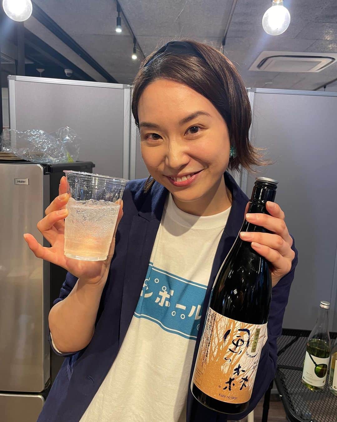 小川麻琴さんのインスタグラム写真 - (小川麻琴Instagram)「昨日は仲良しの女優、長内映里香ちゃん( @erika_osanai )が主催する日本酒のイベントに行ってきました🍶  オサちゃんは昔から日本酒が大好きで、利酒師や日本酒ライフスペシャリスト、日本酒検定と日本酒に関する資格をいっぱい持ってるんだよー🫣✨  そんなオサちゃんが 日本酒をソーダで割る 「ポンボール」 という飲み方を開発したという事で、それを皆んなにも知ってもらおうというワクワクするイベントでした🤩  普段、私は日本酒をあまり飲まないのですが、昨日はオサちゃんが来場したお客様それぞれの好みに合わせた日本酒を提案してくれて、ポンボールを作ってくれたので  私もお気に入りの日本酒を見つけることができました❤️  過去にも日本酒を飲んだ事はあったのですが実際にハマったことはく、 でも今回オサちゃんが提案しくれた日本酒は本当に美味しく私好みの味で、尚且つポンボールっていう飲み方も凄く飲みやすくてついついお代わりしちゃいました🤭❤️  これはハマりそうだ🫢  オサちゃんのお陰で また美味しいお酒を知れて嬉しいー😆  オサちゃん、楽しいイベントをありがとう🥰  日本酒についての専用アカウトも作ってるみたいなので、 気になる方は是非 @osachannel9  を覗いてみてね😌  #日本酒 #日本酒イベント  #ポンボール  #唎酒師  #長内映里香」4月23日 9時35分 - 1029_makoto