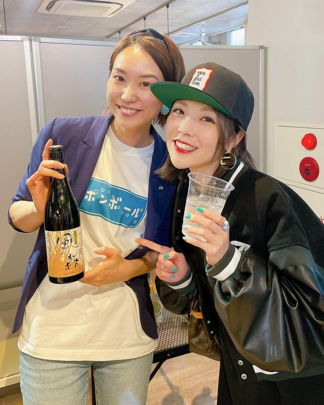 小川麻琴さんのインスタグラム写真 - (小川麻琴Instagram)「昨日は仲良しの女優、長内映里香ちゃん( @erika_osanai )が主催する日本酒のイベントに行ってきました🍶  オサちゃんは昔から日本酒が大好きで、利酒師や日本酒ライフスペシャリスト、日本酒検定と日本酒に関する資格をいっぱい持ってるんだよー🫣✨  そんなオサちゃんが 日本酒をソーダで割る 「ポンボール」 という飲み方を開発したという事で、それを皆んなにも知ってもらおうというワクワクするイベントでした🤩  普段、私は日本酒をあまり飲まないのですが、昨日はオサちゃんが来場したお客様それぞれの好みに合わせた日本酒を提案してくれて、ポンボールを作ってくれたので  私もお気に入りの日本酒を見つけることができました❤️  過去にも日本酒を飲んだ事はあったのですが実際にハマったことはく、 でも今回オサちゃんが提案しくれた日本酒は本当に美味しく私好みの味で、尚且つポンボールっていう飲み方も凄く飲みやすくてついついお代わりしちゃいました🤭❤️  これはハマりそうだ🫢  オサちゃんのお陰で また美味しいお酒を知れて嬉しいー😆  オサちゃん、楽しいイベントをありがとう🥰  日本酒についての専用アカウトも作ってるみたいなので、 気になる方は是非 @osachannel9  を覗いてみてね😌  #日本酒 #日本酒イベント  #ポンボール  #唎酒師  #長内映里香」4月23日 9時35分 - 1029_makoto