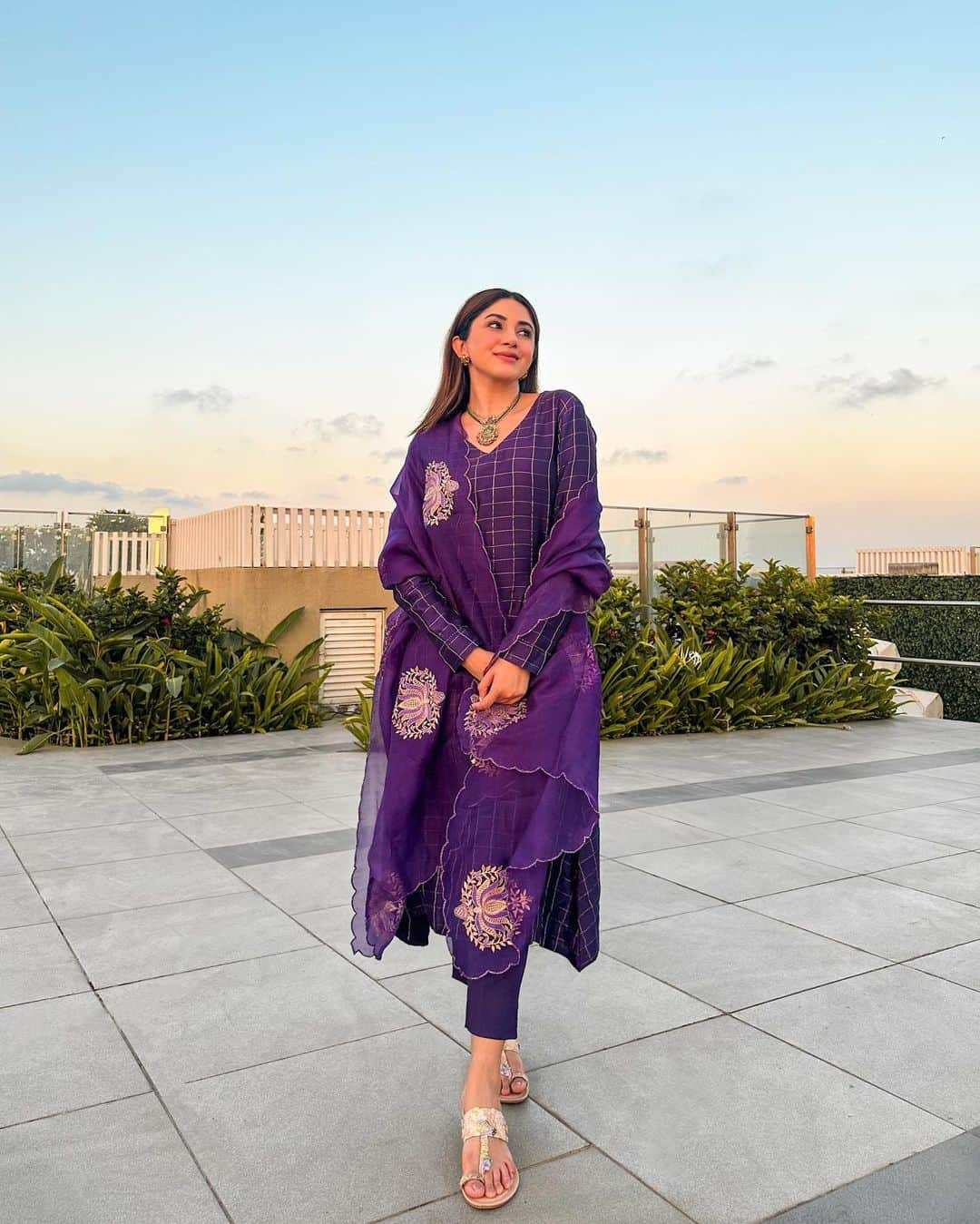 Aashna Shroffさんのインスタグラム写真 - (Aashna ShroffInstagram)「Eid Mubarak 🌙💜  wearing @pinkcitybysarika」4月23日 0時47分 - aashnashroff
