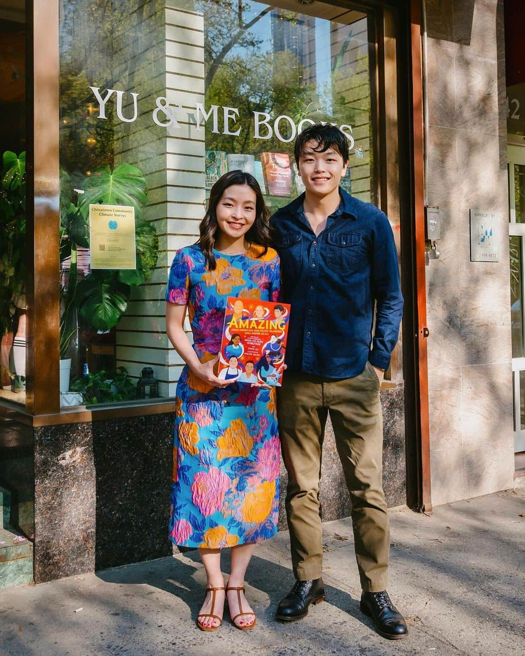 アレックス・シブタニのインスタグラム：「NYC Book Birthday Recap! 📚🥳  Our book, Amazing: Asian Americans and Pacific Islanders Who Inspire Us All was released on Tuesday, April 18th. Our NYC signing was held at the incredible @yuandmebooks in Chinatown—thank you for hosting us on a day we’ll never forget! 💛✨  We’re so grateful to everyone who came to see us and pick up a signed copy of the book. It’s always nice to see familiar faces from previous events that we’ve done in the city as well as friends from different communities and organizations. Your support and belief in us means a lot and while it was a beautiful day, we really appreciate that everyone was so patient in the line.  Additional gratitude to…  🙏❤️ @sprinklescupcakes (and @michimichibee) for the ‘AMAZING’ cupcakes that were delivered to help us celebrate the book’s release. We’ve loved Sprinkles ever since we first experienced “the cupcake vending machine” when we started coming to LA to work on our music and choreography around 10 years ago, so it was definitely a full-circle moment.  🙏💚 @itoen (and Rona) for generously providing Oi Ocha and Jasmine Green Tea for the event. We’ve been big fans of Ito En since we were kids and after an early morning at @cbsmornings and a long day in the city, the tea was much needed and thoroughly enjoyed!  @amazingaapi #AmazingAAPI #aapi #aapihistory #diversebooks #multiculturalbooks #kidlit #newbook #bookstagram #aapibooks #bookbirthday #authorsofinstagram #yuandmebooks #chinatown #newyorkcity #sprinklescupcakes #itoen #representationmatters」