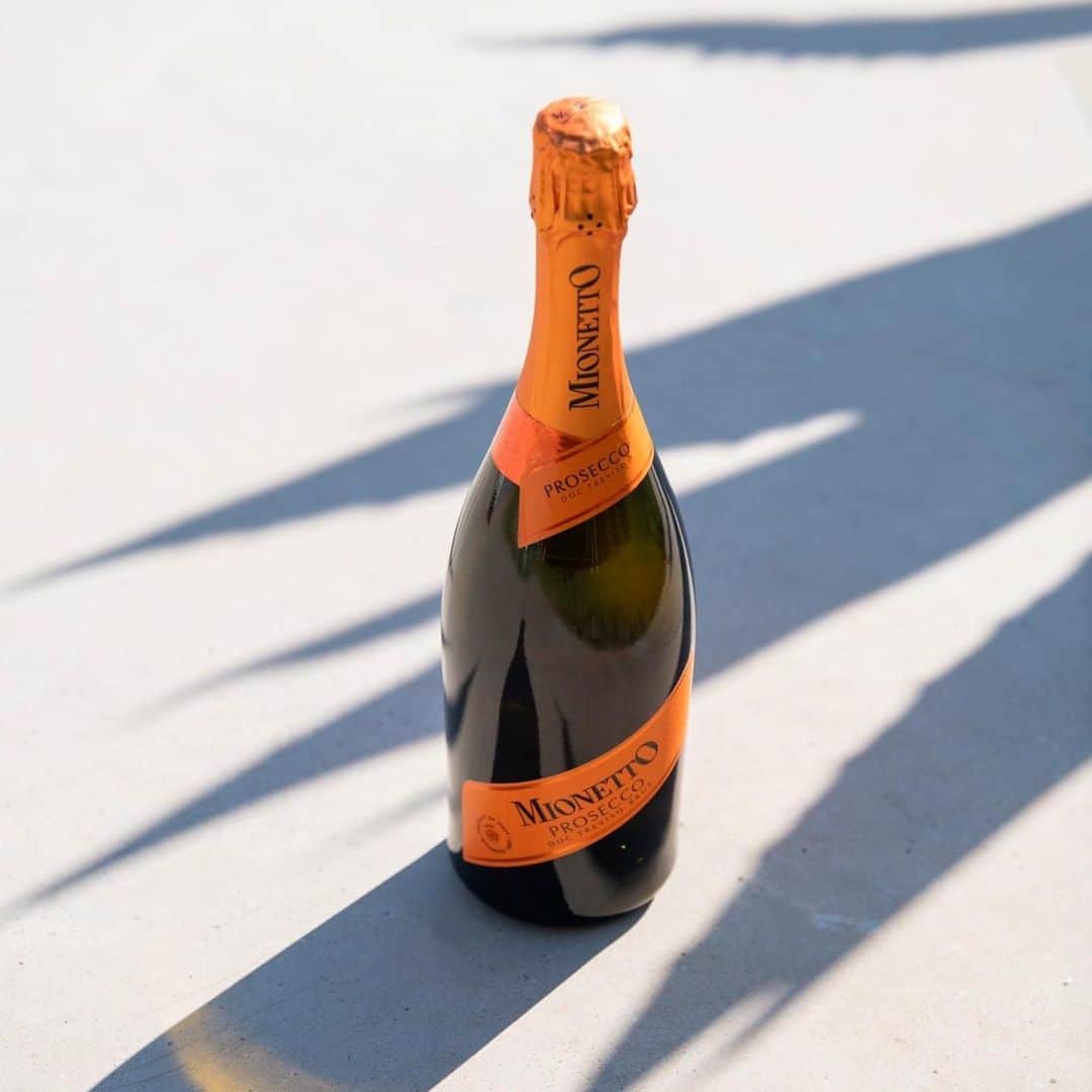 Mionetto USAさんのインスタグラム写真 - (Mionetto USAInstagram)「Il caldo sta arrivando! How are you enjoying the warm weather with your friends & family? Make sure to grab some Mionetto Prosecco for all of your #MioDolceFarNiente moments to come!   #MionettoProsecco #Prosecco #PopTheProsecco   Mionetto Prosecco material is not intended to be shared with persons under the legal alcohol drinking age. Share Mionetto content with persons 21+ and over in your respective country. Enjoy Mionetto Prosecco Responsibly.」4月23日 0時50分 - mionettoproseccousa