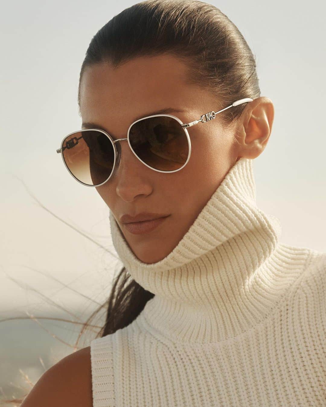 のインスタグラム：「Sunny days ahead. @BellaHadid #MichaelKors  Photographed by @LachlanBailey」