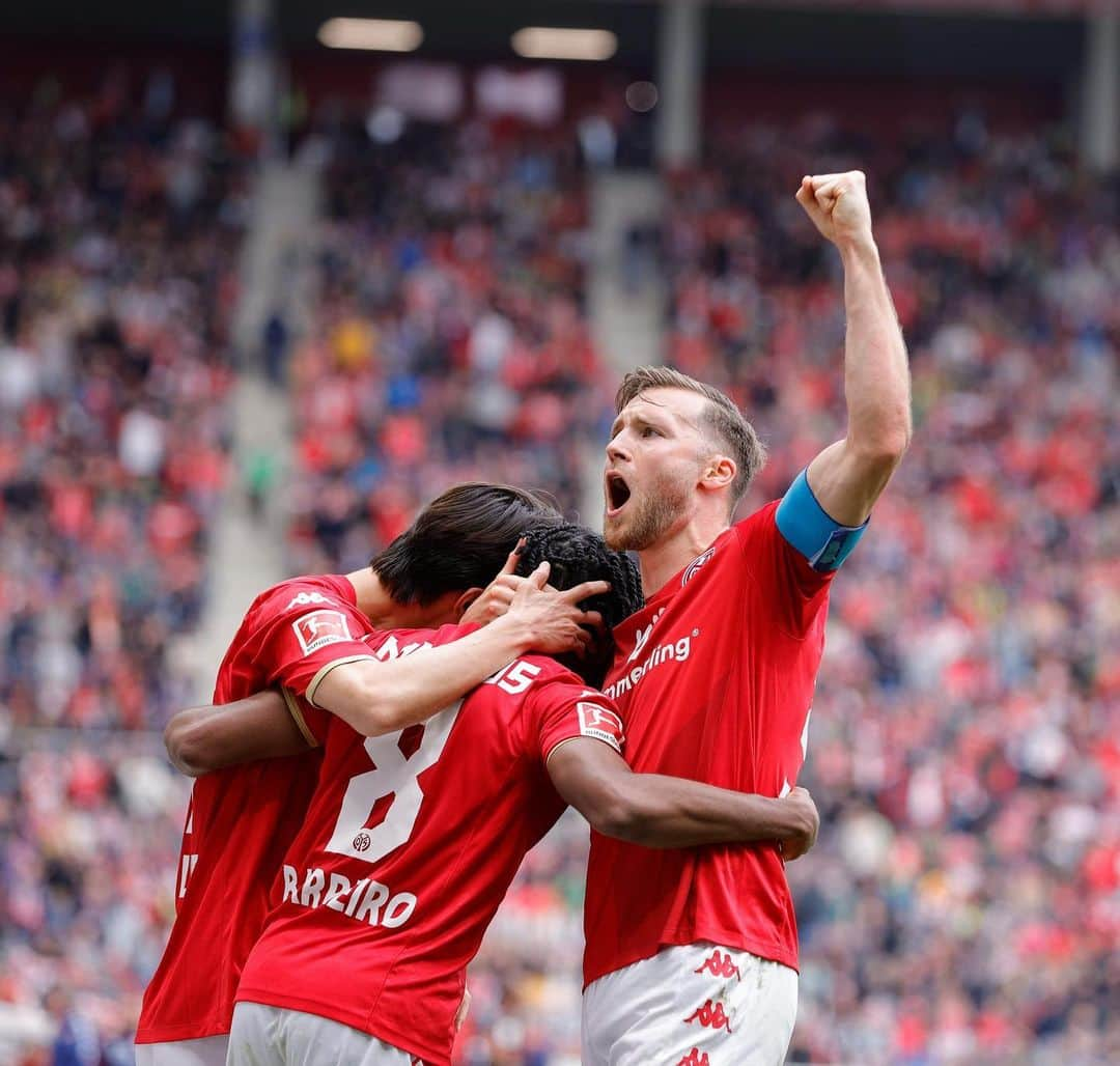 シルヴァン・ヴィドマーさんのインスタグラム写真 - (シルヴァン・ヴィドマーInstagram)「Unreal atmosphere in the stadium 👏 thanks for the support! we ain‘t finished yet @1fsvmainz05 ❤️🤍 #sile #10inarow #win #m05」4月23日 0時58分 - silvanwidmer