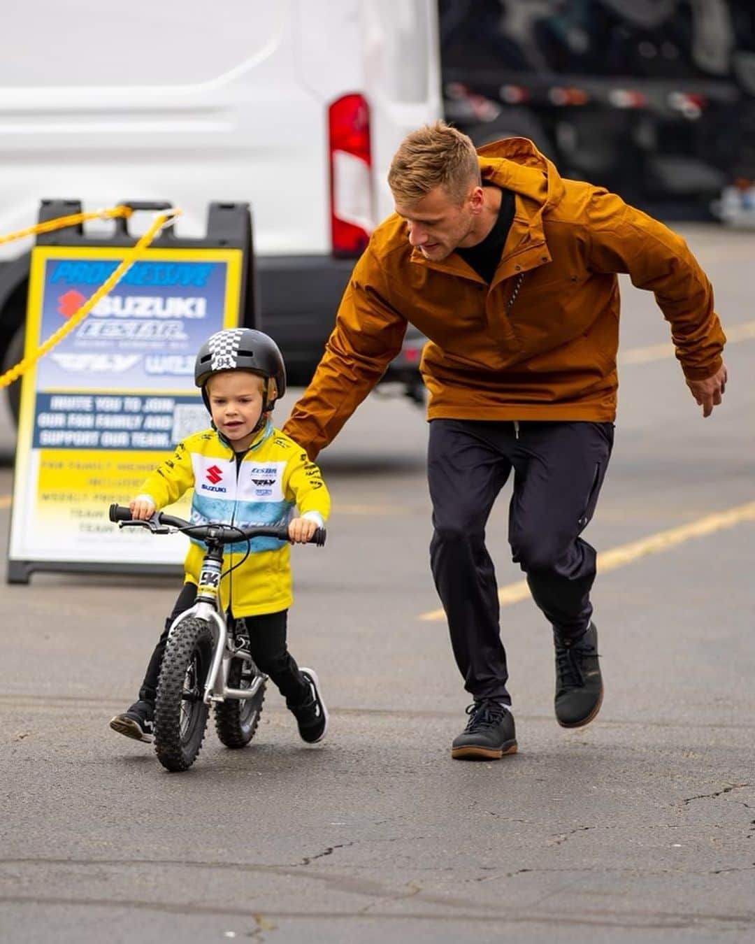 ケン・ロックゼンのインスタグラム：「Morning warm ups with Griff. He loves doing the slingshot 😆 Race Day with the fam is the best!  🧥: @foxracing Survivalist 2.0 Anorak Jacket 📸: @j_reedphotos」