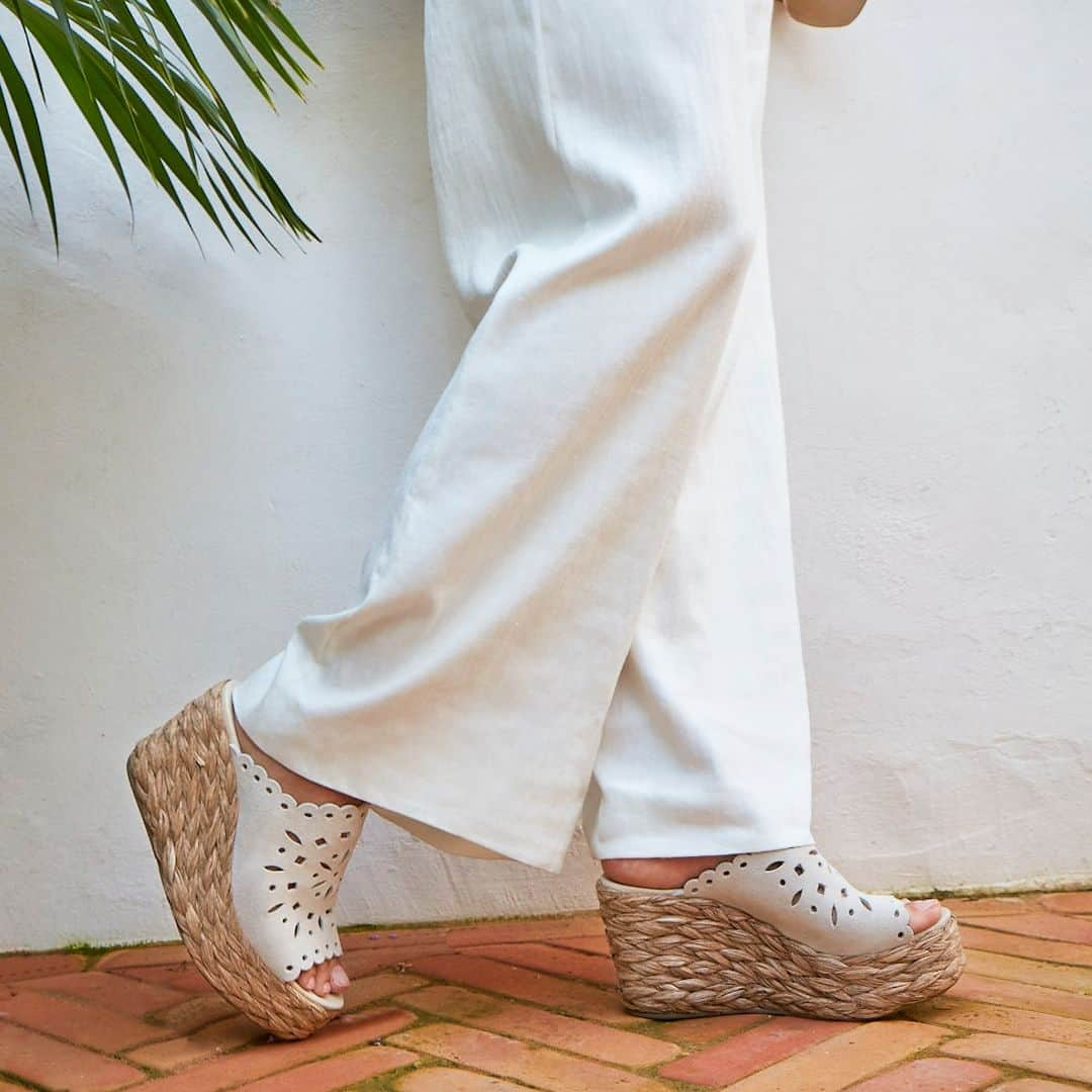 ペドロガルシアのインスタグラム：「Every step counts. Our skilled team of artisans are constantly developing new ways to reduce the environmental impact of our shoes, so that every step feels good and does good in the world, too. Like these summer love stories of the 70´s inspired mules. Style: Darlyn/ cut-out raffia mule in basmati castoro suede. #pedrogarciashoes #madeinspain #earthday」